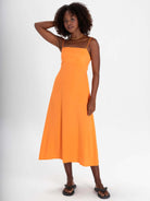 Vestido midi laranja claro da marca Greenish, modelo Marie, ideal para ocasiões casuais e elegantes.