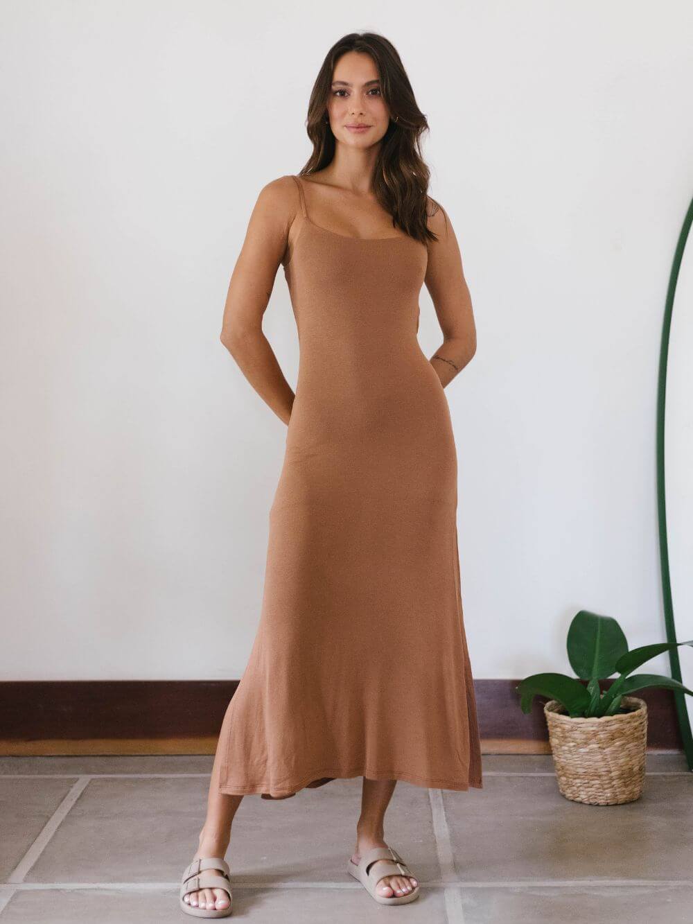 Vestido midi Marley marron da marca Greenish, com alças finas e fendas laterais, ideal para conforto e estilo.