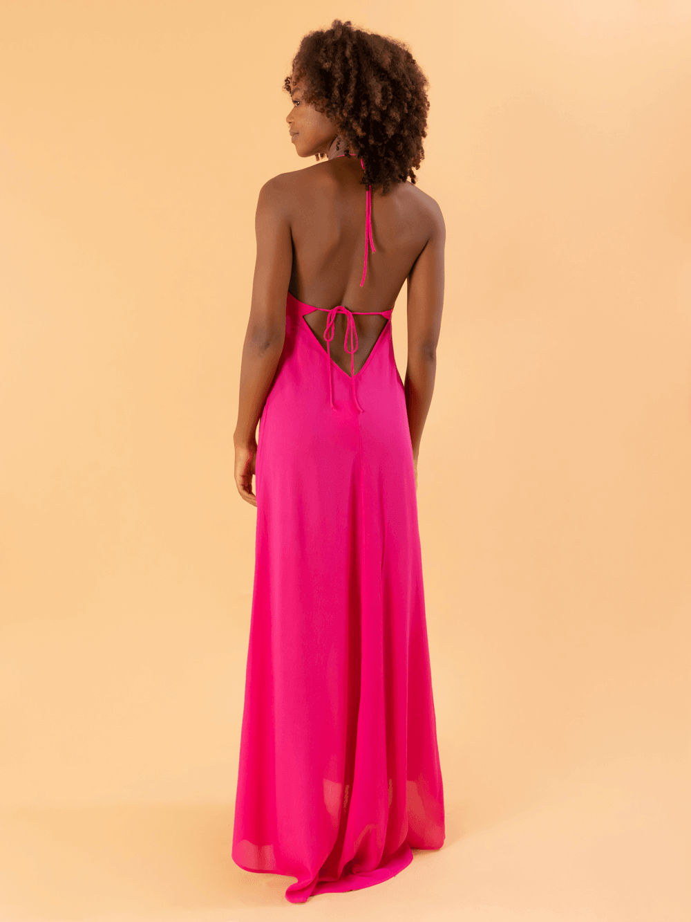 Vestido midi Maui da Greenish na cor pink, exibindo as costas com design elegante e fita amarrada.