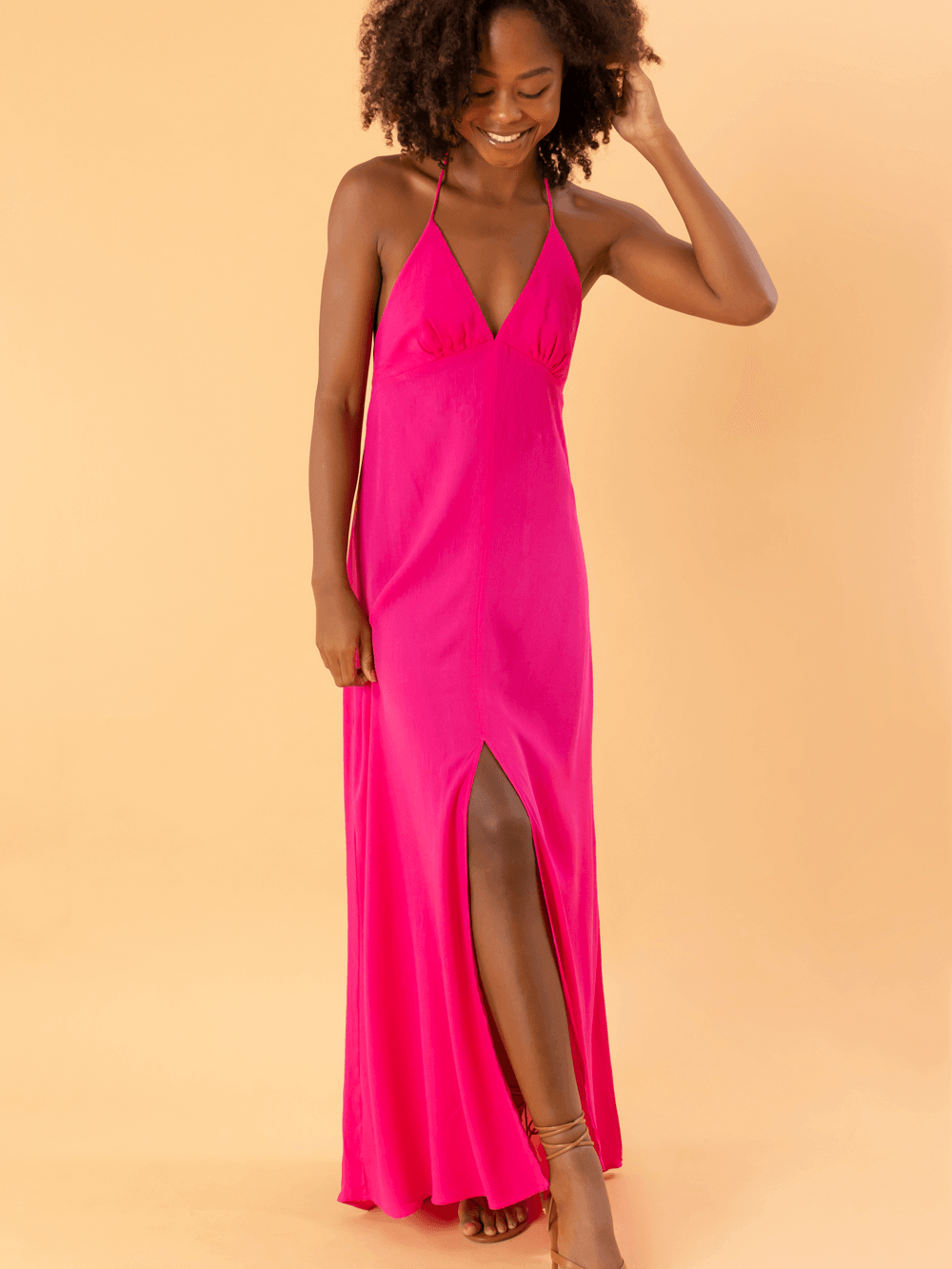 Vestido midi Maui da Greenish na cor rosa, com detalhe de fenda e alças finas, perfeito para a primavera.