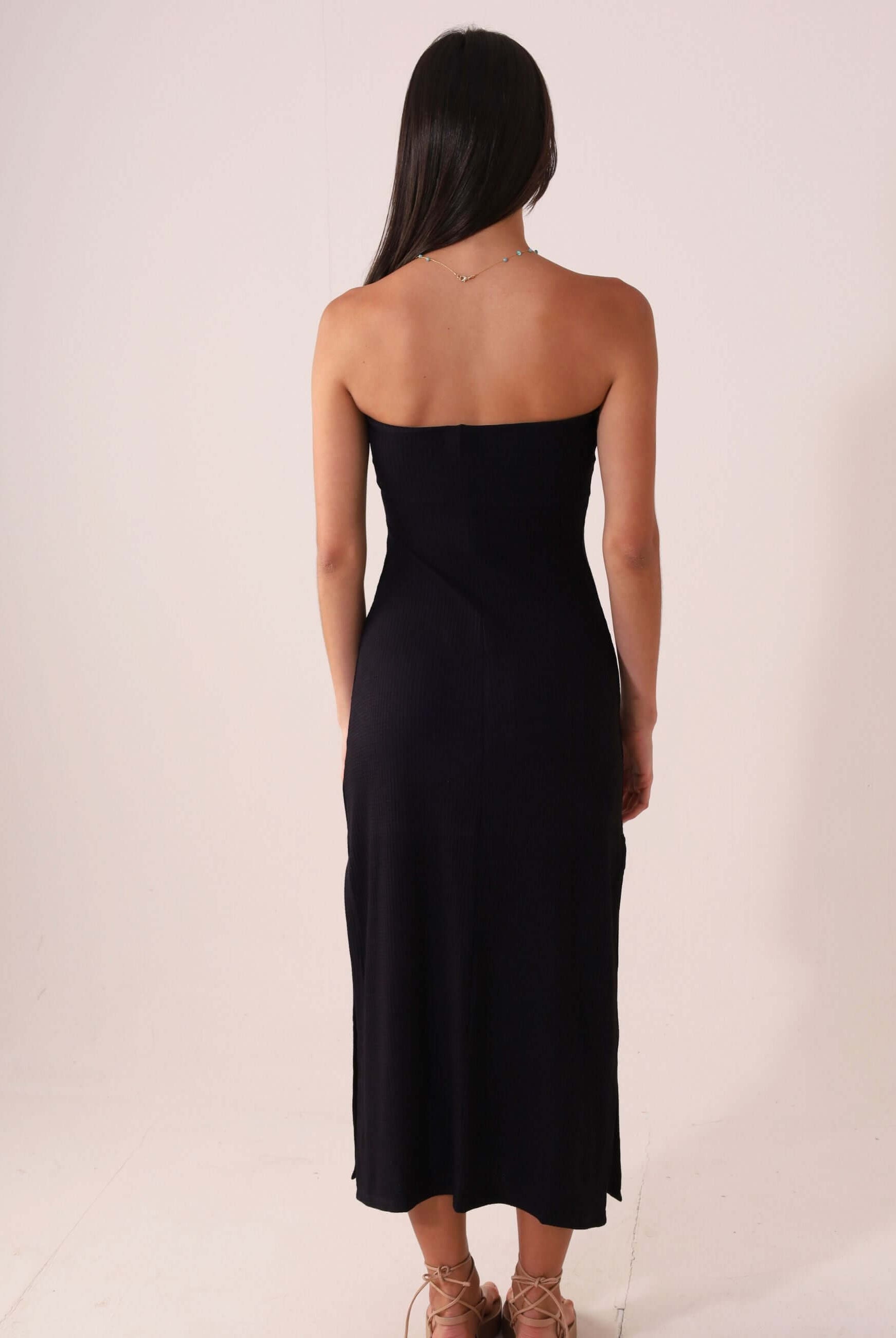 Mulher vestindo VESTIDO MIDI THESE DAYS - PRETO da Greenish, com alças embutidas e textura canelada, exibindo elegância e conforto.