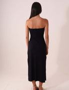 Mulher vestindo VESTIDO MIDI THESE DAYS - PRETO da Greenish, com alças embutidas e textura canelada, exibindo elegância e conforto.