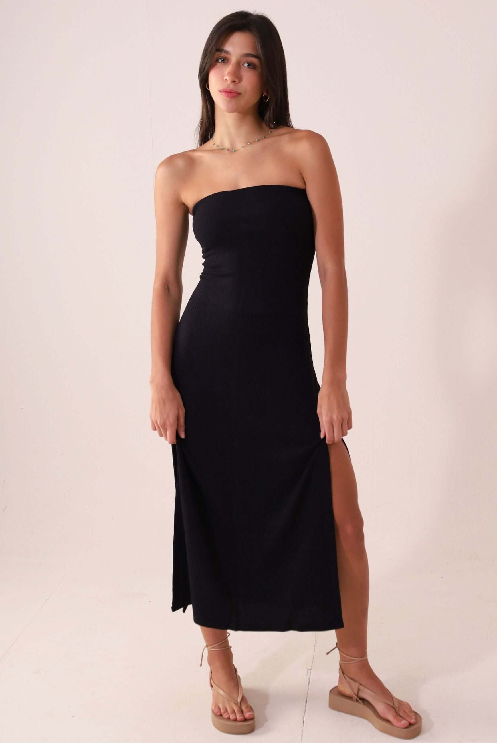 VESTIDO MIDI THESE DAYS - PRETO Greenish com decote reto e alças embutidas, destacando a elegância e conforto com charmosas fendas laterais.