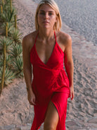 Vestido midi vermelho transpassado com decote V, amarração lateral, da marca Greenish, perfeito para arrasar.