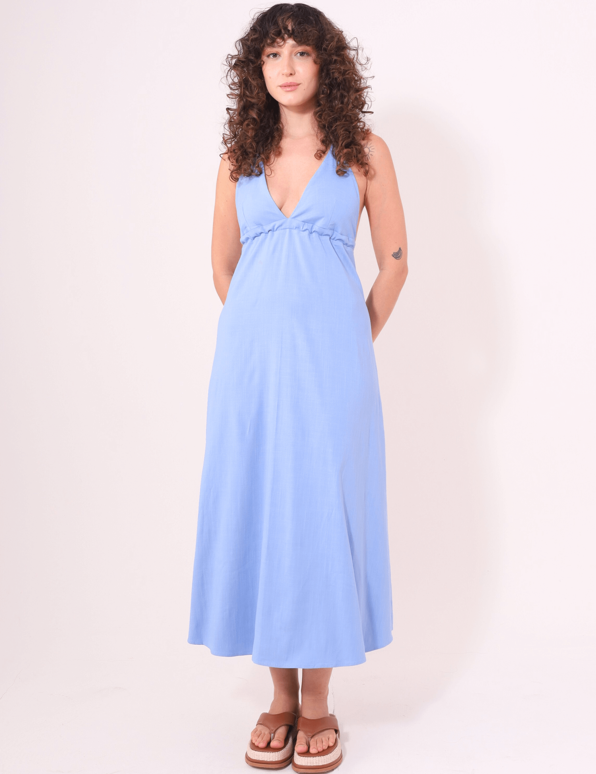Vestido Midi Tarsila Azul Claro com decote em V e alças finas, da marca Greenish; visual leve e elegante para dias de conforto.