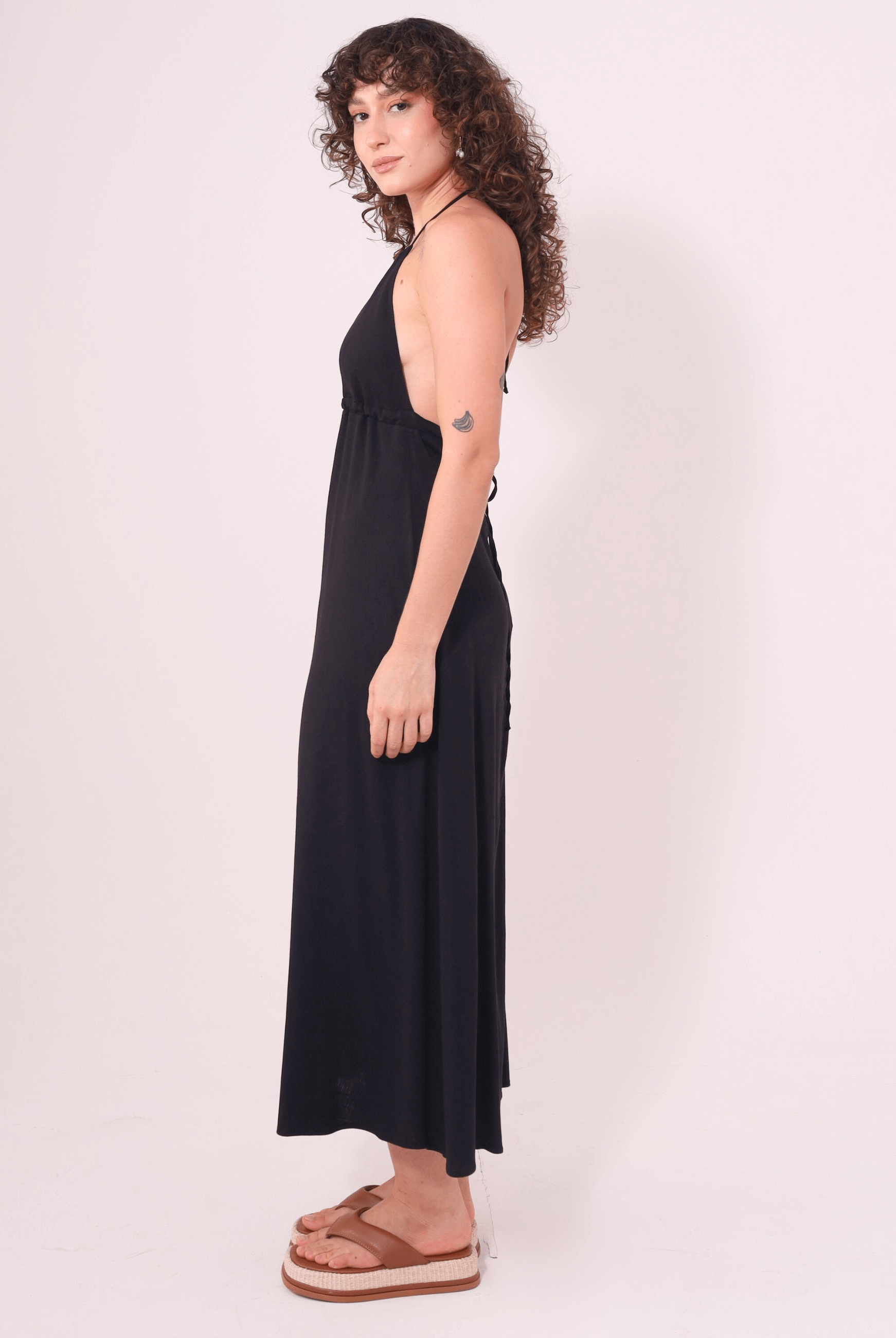 Vestido Midi Tarsila Preto Greenish com decote V, alças finas nas costas e caimento leve. Moda confortável e elegante.