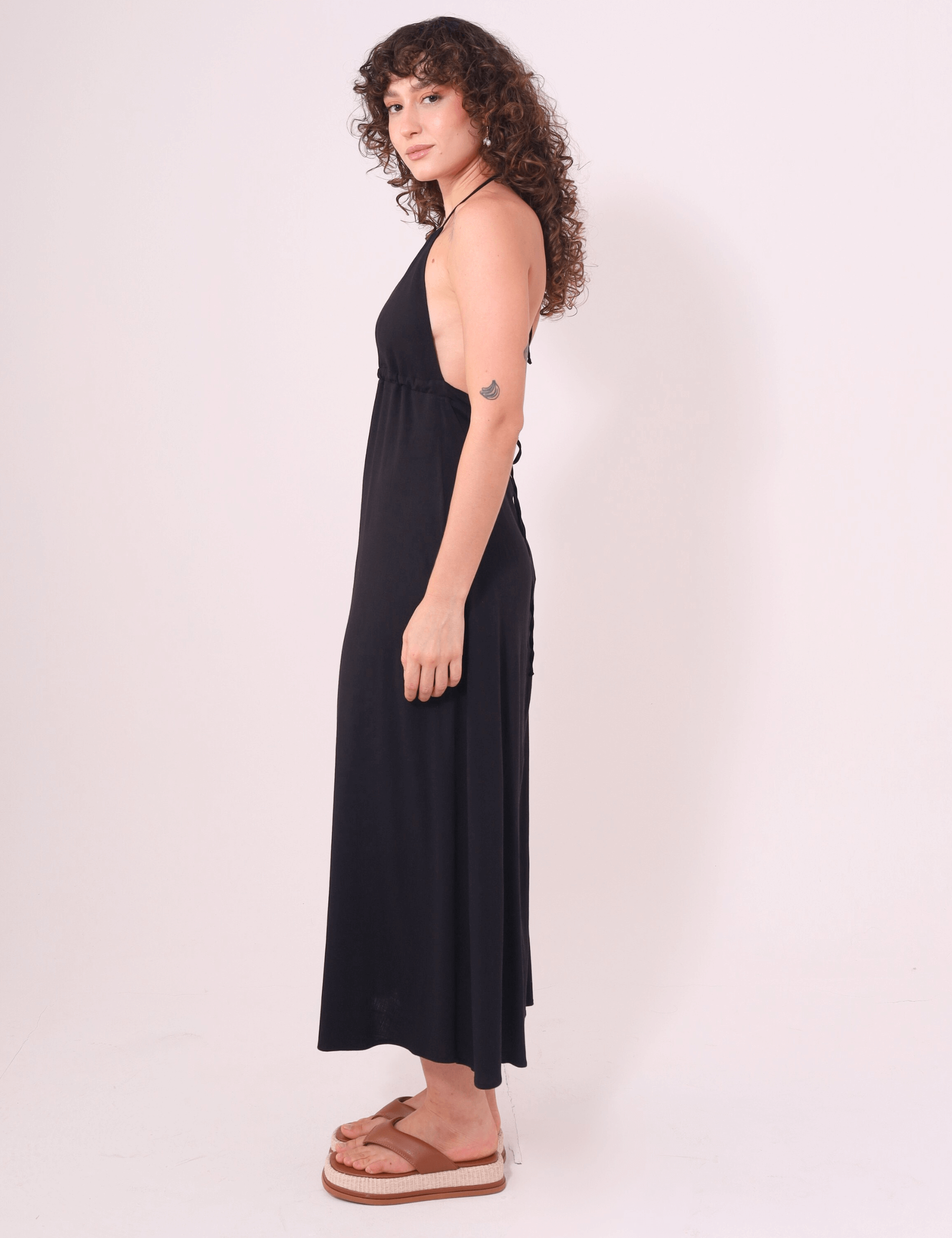Vestido Midi Tarsila Preto Greenish com decote V, alças finas nas costas e caimento leve. Moda confortável e elegante.