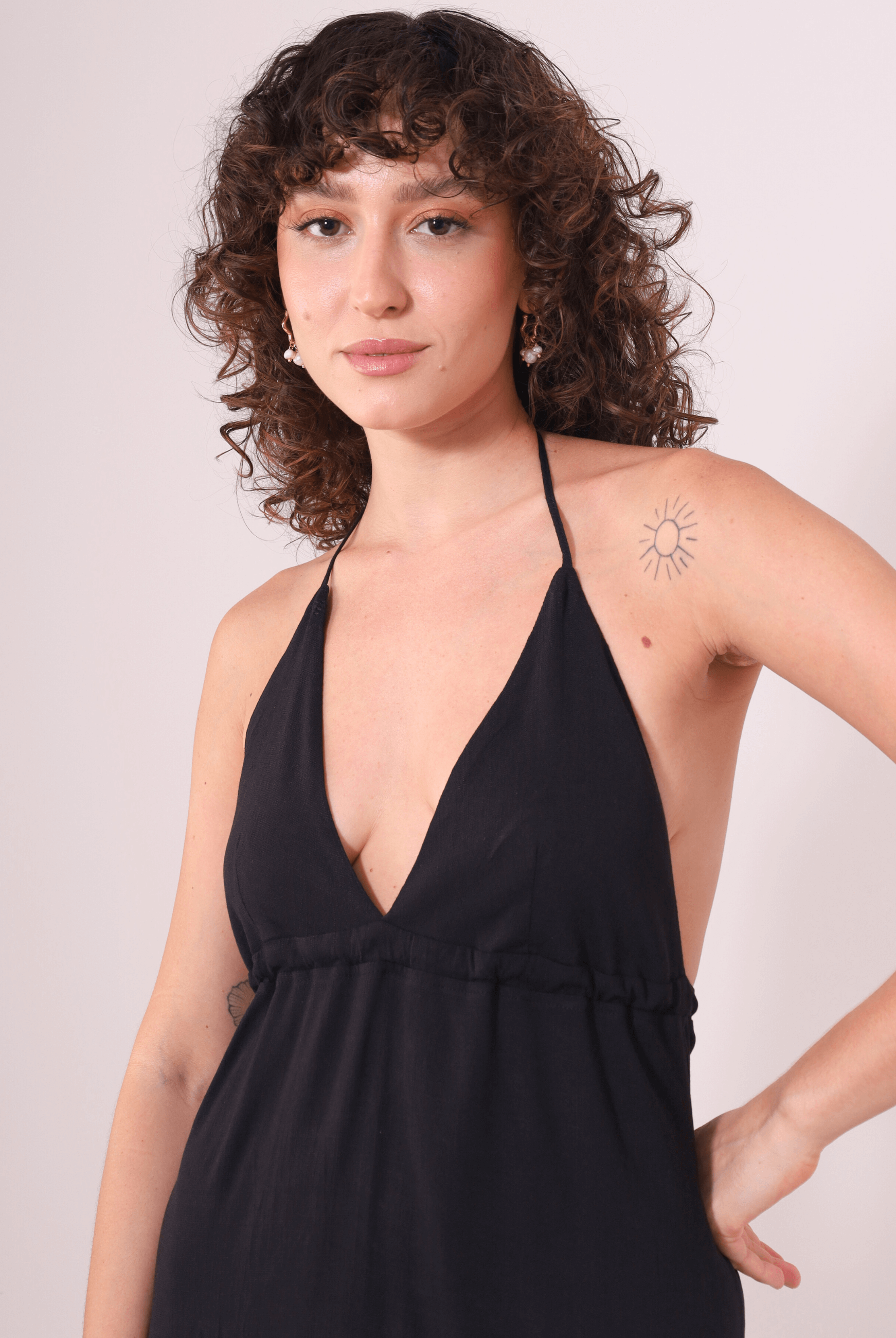 Vestido Midi Tarsila Preto da Greenish com decote em V e alças finas ajustáveis, estilo leve e elegante para conforto diário.