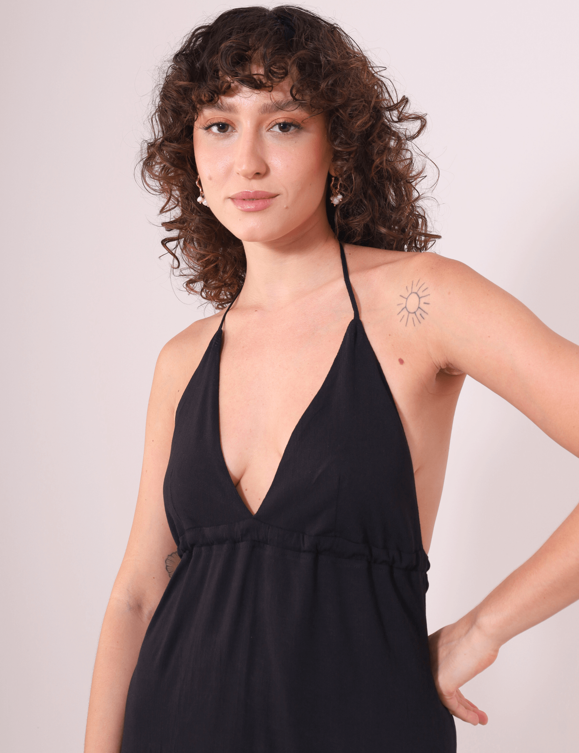 Vestido Midi Tarsila Preto da Greenish com decote em V e alças finas ajustáveis, estilo leve e elegante para conforto diário.
