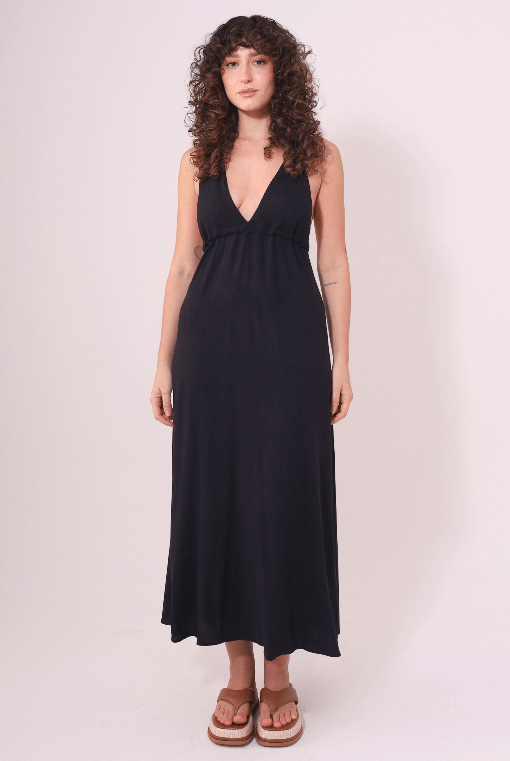 Vestido Midi Tarsila Preto da Greenish com decote em V e alças finas, ideal para um look confortável e elegante.