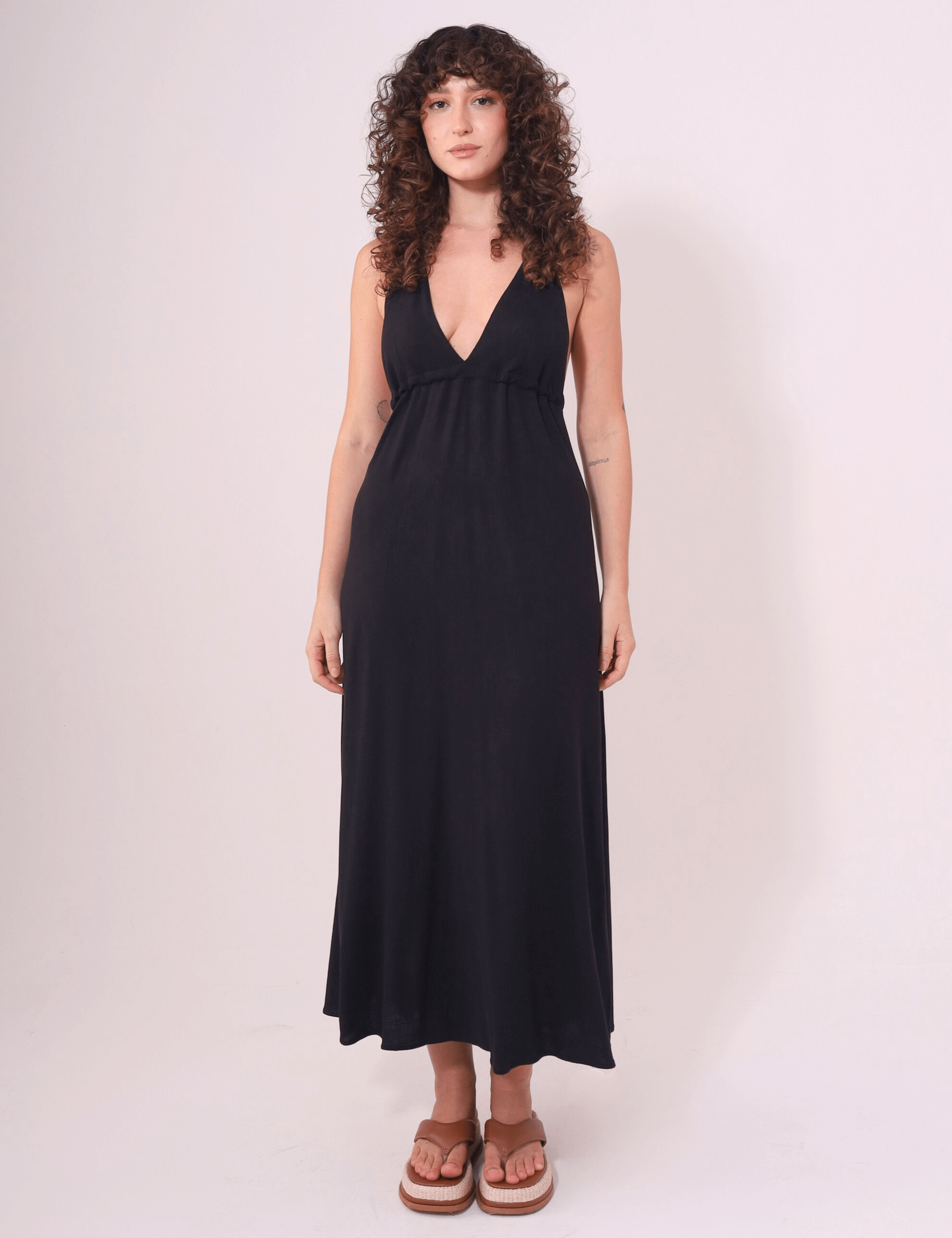 Vestido Midi Tarsila Preto da Greenish com decote em V e alças finas, ideal para um look confortável e elegante.
