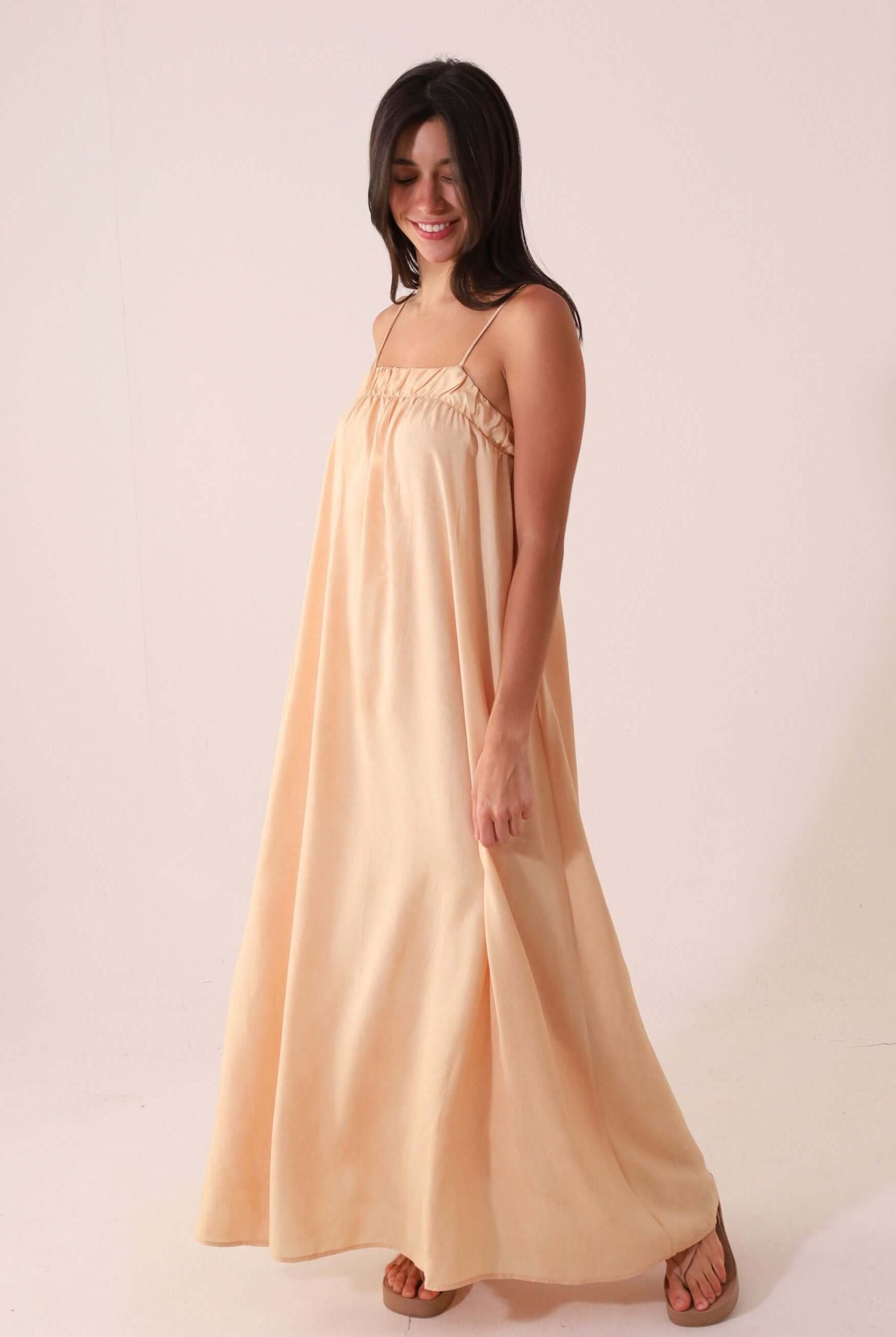 VESTIDO MIDI THÁ - BEGE com alças ajustáveis e pala franzida, ideal para ocasiões ao ar livre. Marca: Greenish.