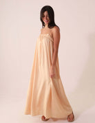 VESTIDO MIDI THÁ - BEGE com alças ajustáveis e pala franzida, ideal para ocasiões ao ar livre. Marca: Greenish.