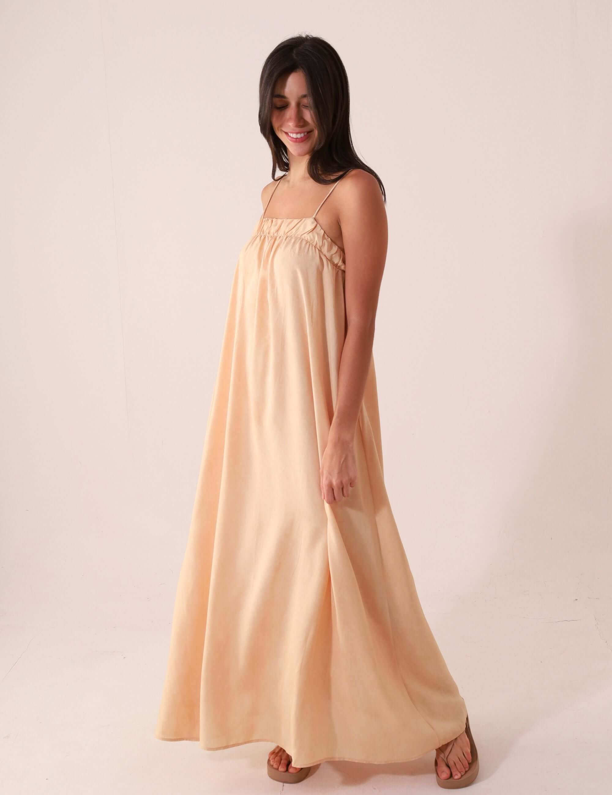 VESTIDO MIDI THÁ - BEGE com alças ajustáveis e pala franzida, ideal para ocasiões ao ar livre. Marca: Greenish.