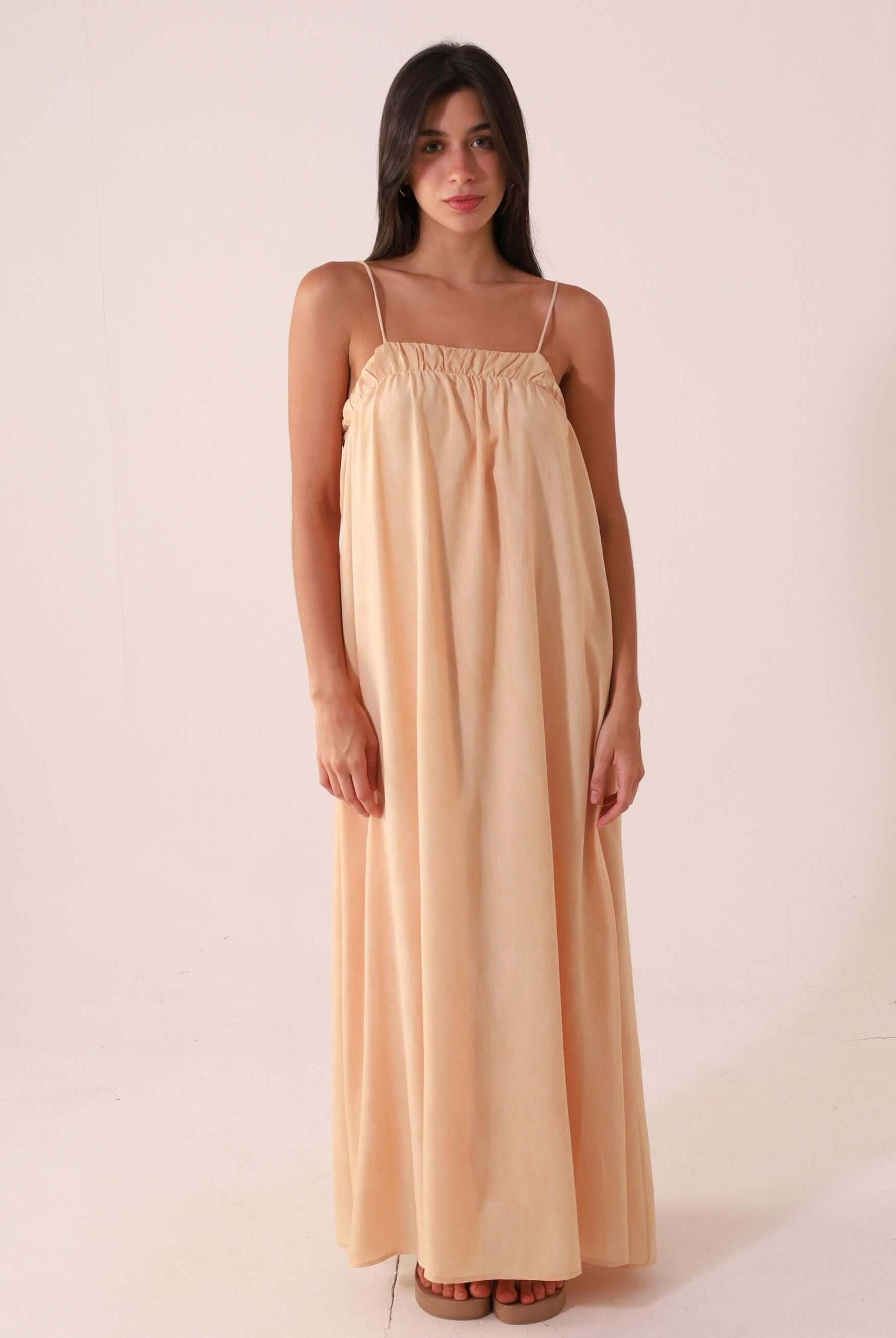 VESTIDO MIDI THÁ - BEGE da Greenish com alças ajustáveis, pala franzida e corte solto, perfeito para dias quentes.