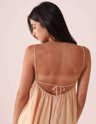 VESTIDO MIDI THÁ - BEGE Greenish com alças ajustáveis e pala franzida, visto de costas.