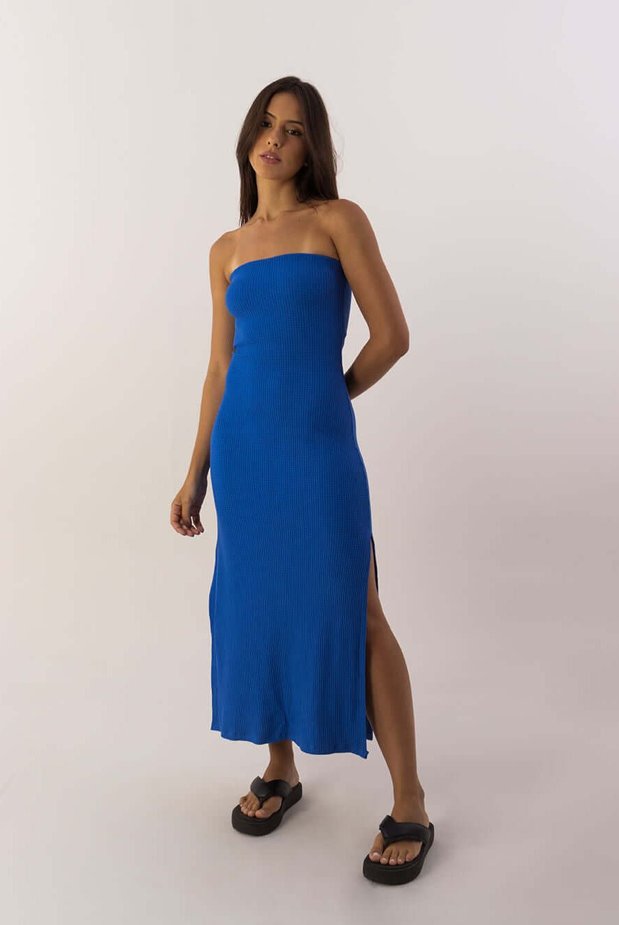 Vestido midi azul da marca Greenish, estilo moderno, com fendas laterais e design elegante.