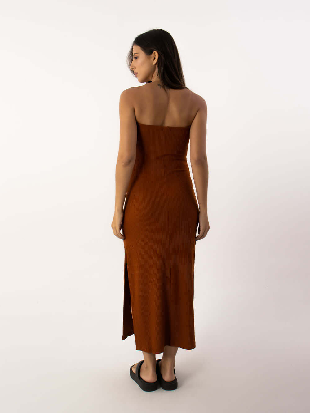 Vestido midi These Days da Greenish na cor vinho, visto de costas, destacando o design elegante e moderno.