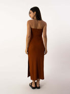 Vestido midi These Days da Greenish na cor vinho, visto de costas, destacando o design elegante e moderno.