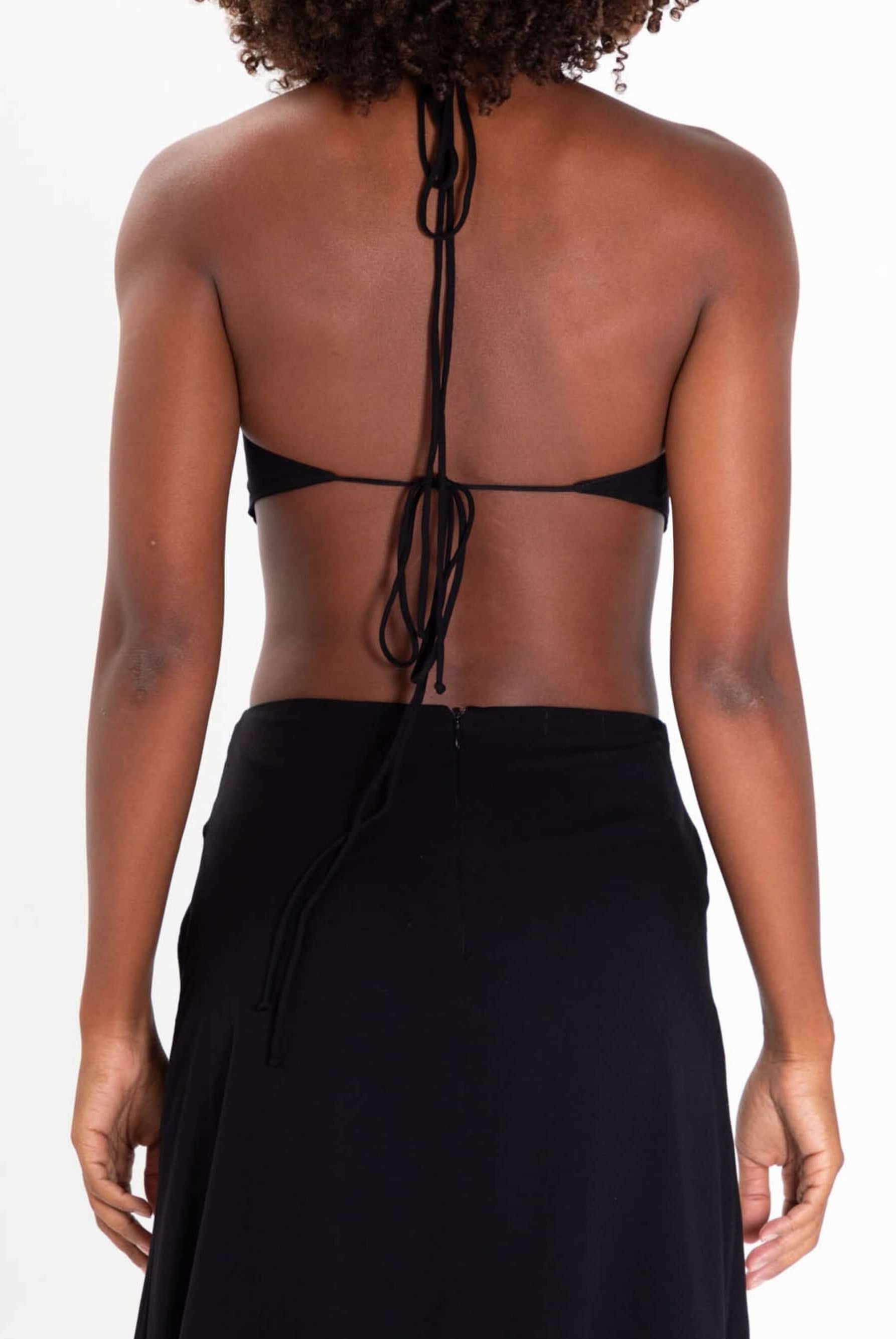 Vista das costas do Vestido Midi Yana da Greenish, com amarração e detalhes em viscose para liberdade de movimento.