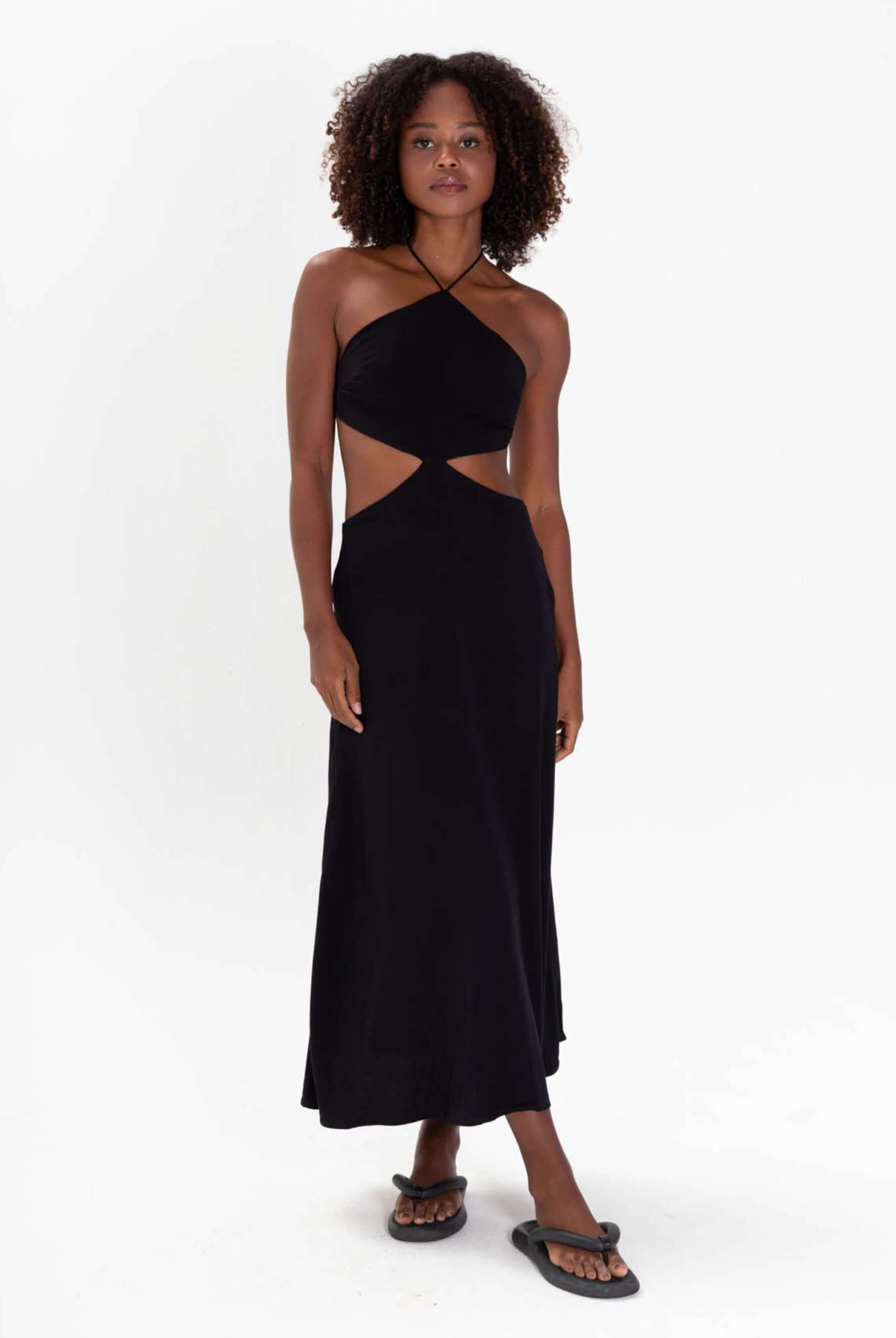 Vestido midi Yana preto da Greenish, com amarração no pescoço e recortes na cintura, ideal para looks casuais.