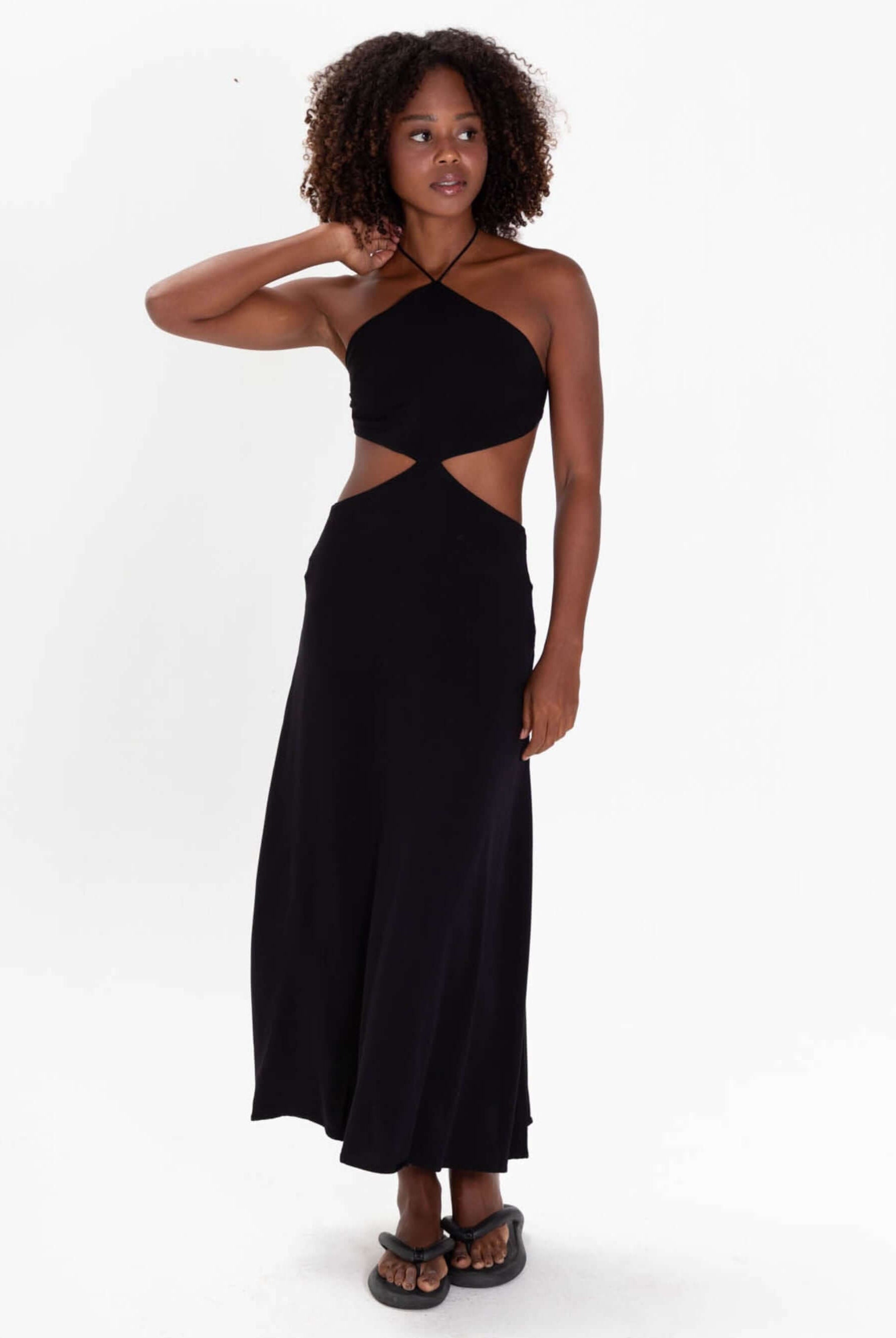 Vestido Midi Yana Preto da Greenish, com amarração no pescoço e recortes na cintura, estilo casual e leve.