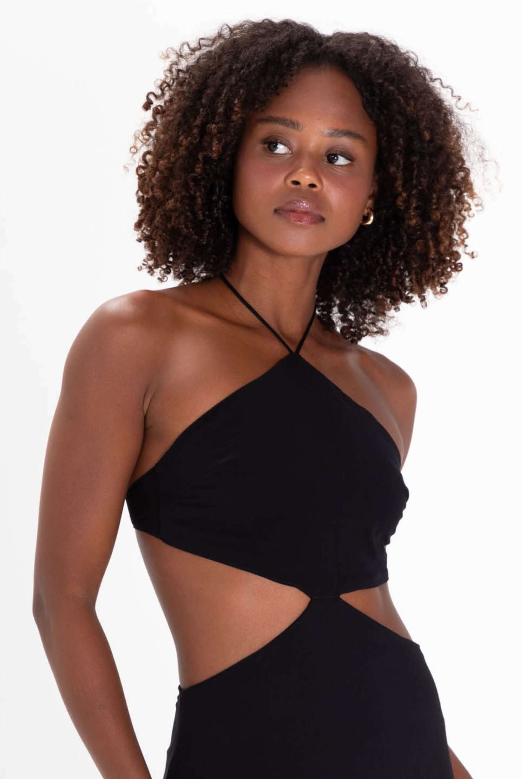 Modelo exibindo o Vestido Midi Yana - Preto da marca Greenish, com detalhes de amarração e recortes na cintura.