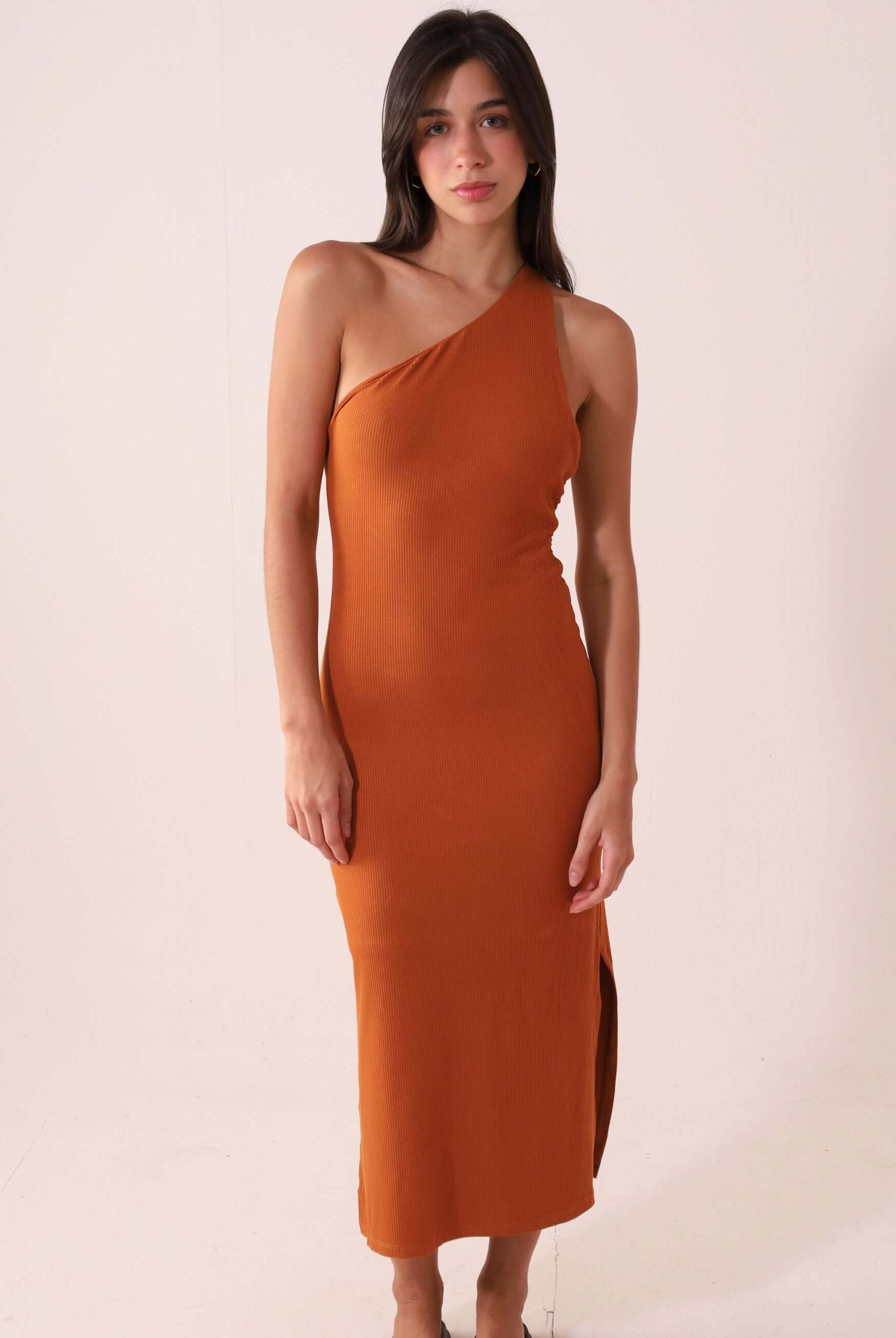 Vestido Monique – Cacau, elegante vestido midi de um ombro, com fendas laterais e ajuste de fita, destacando charme e leveza.