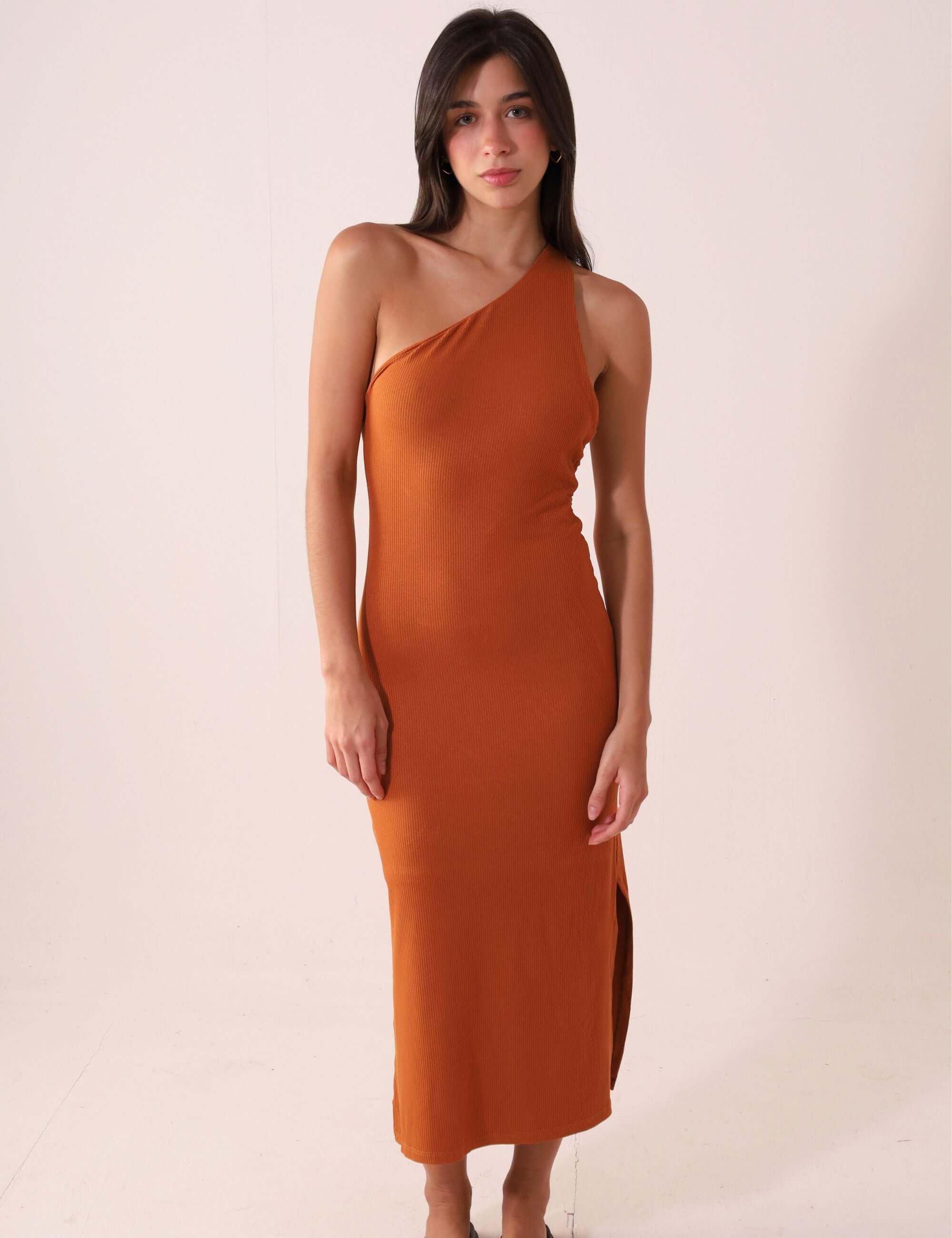 Vestido Monique – Cacau, elegante vestido midi de um ombro, com fendas laterais e ajuste de fita, destacando charme e leveza.