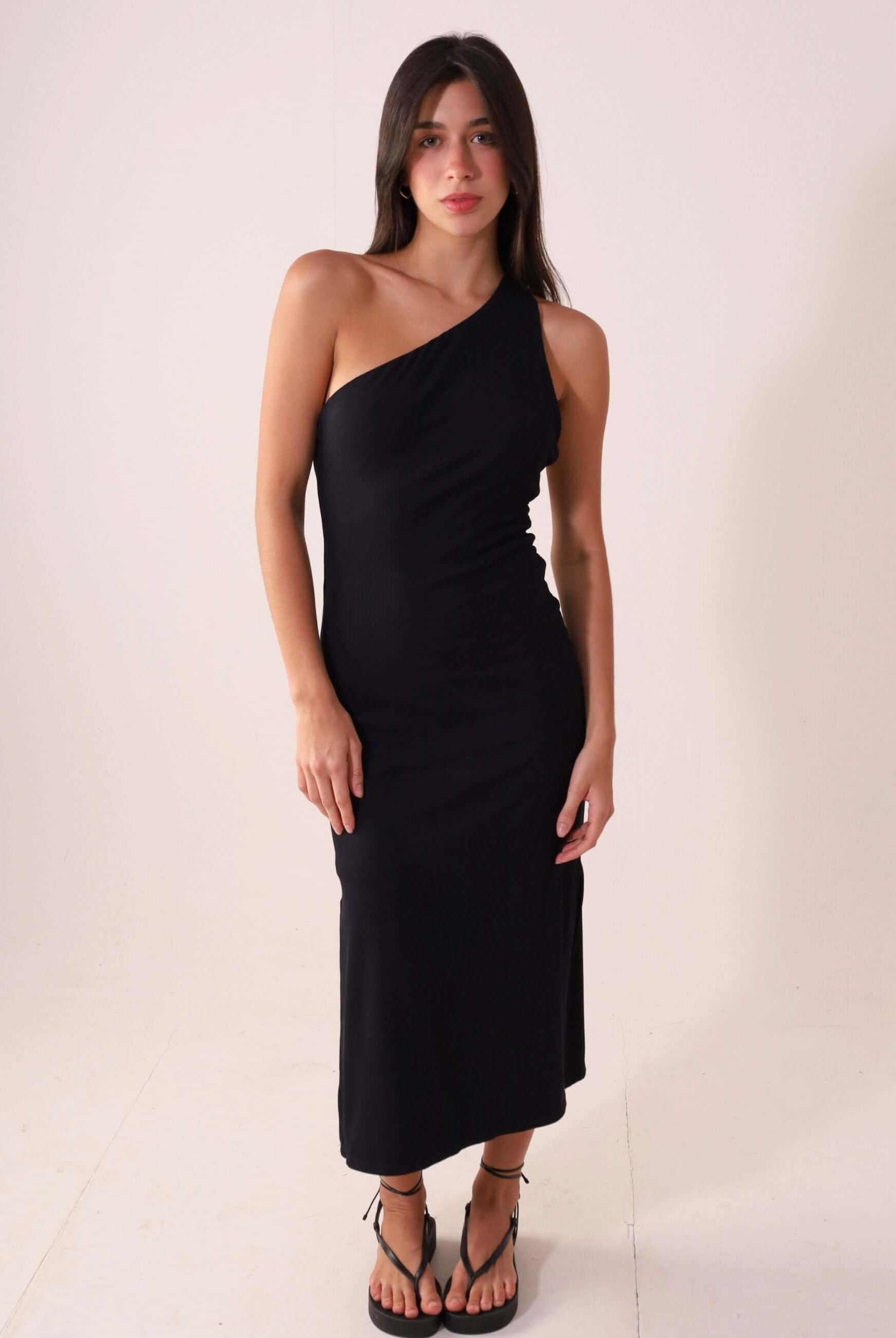 Vestido Monique - Preto, vestido midi de um ombro só com fita dupla e fendas laterais, destacando silhueta e colo com elegância.