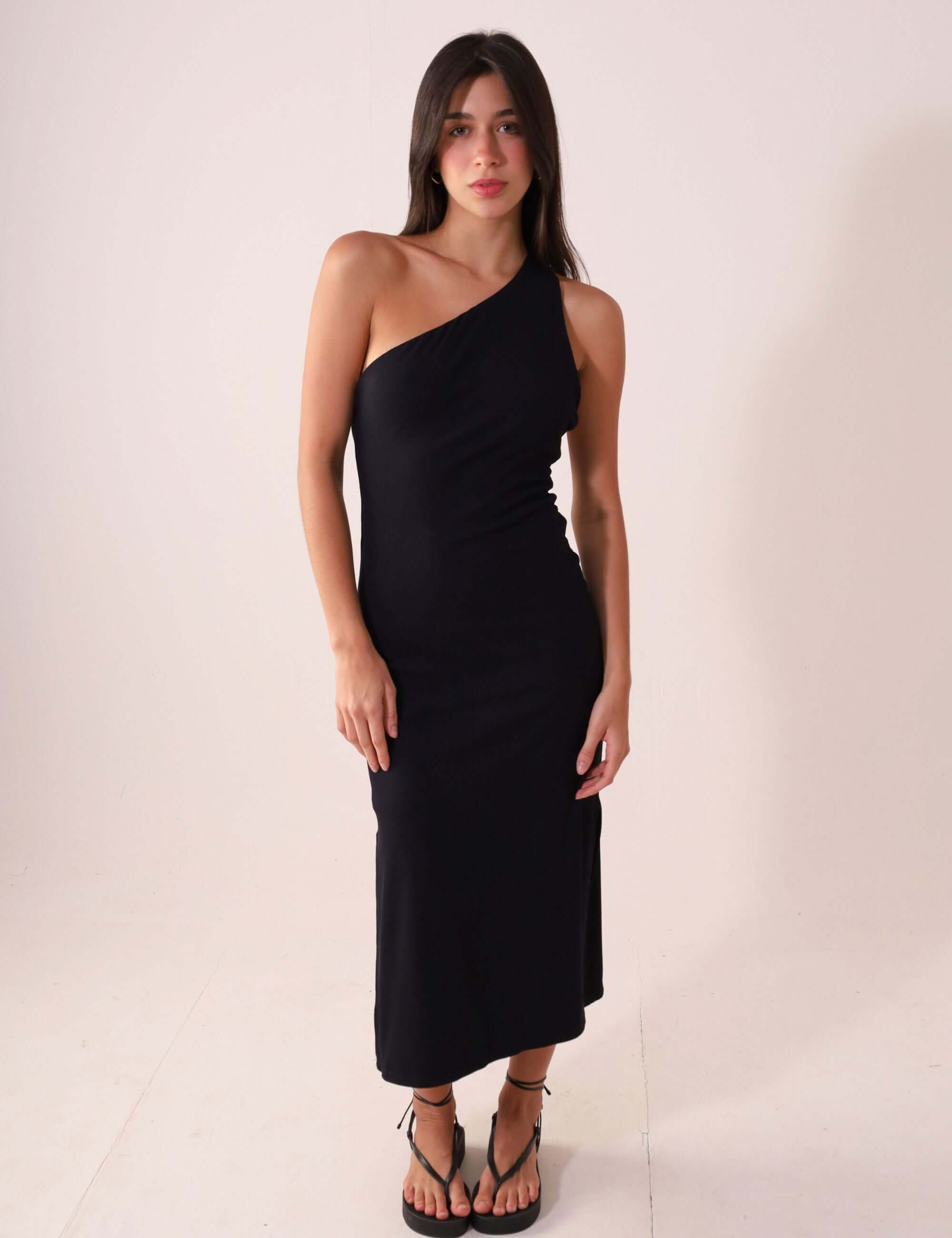 Vestido Monique - Preto, vestido midi de um ombro só com fita dupla e fendas laterais, destacando silhueta e colo com elegância.