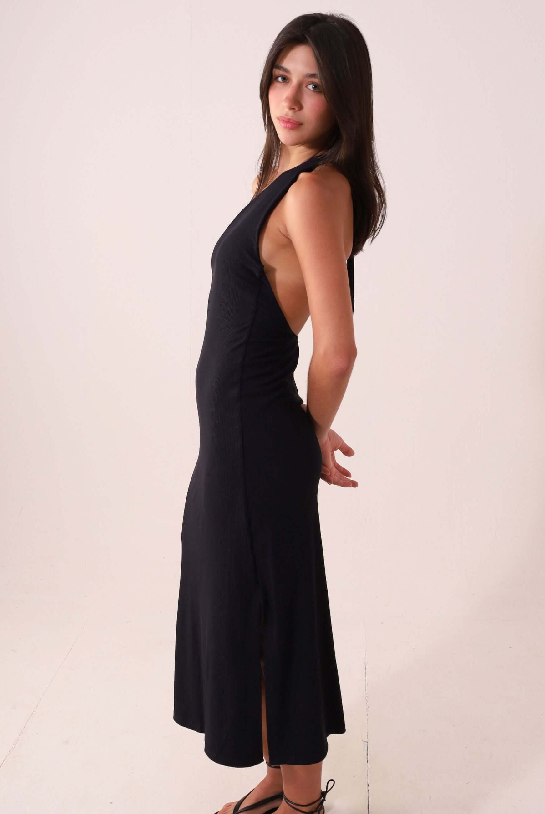 Mulher vestindo Vestido Monique - Preto, modelagem midi com design de um ombro só, destacando a silhueta com elegância e sofisticação.