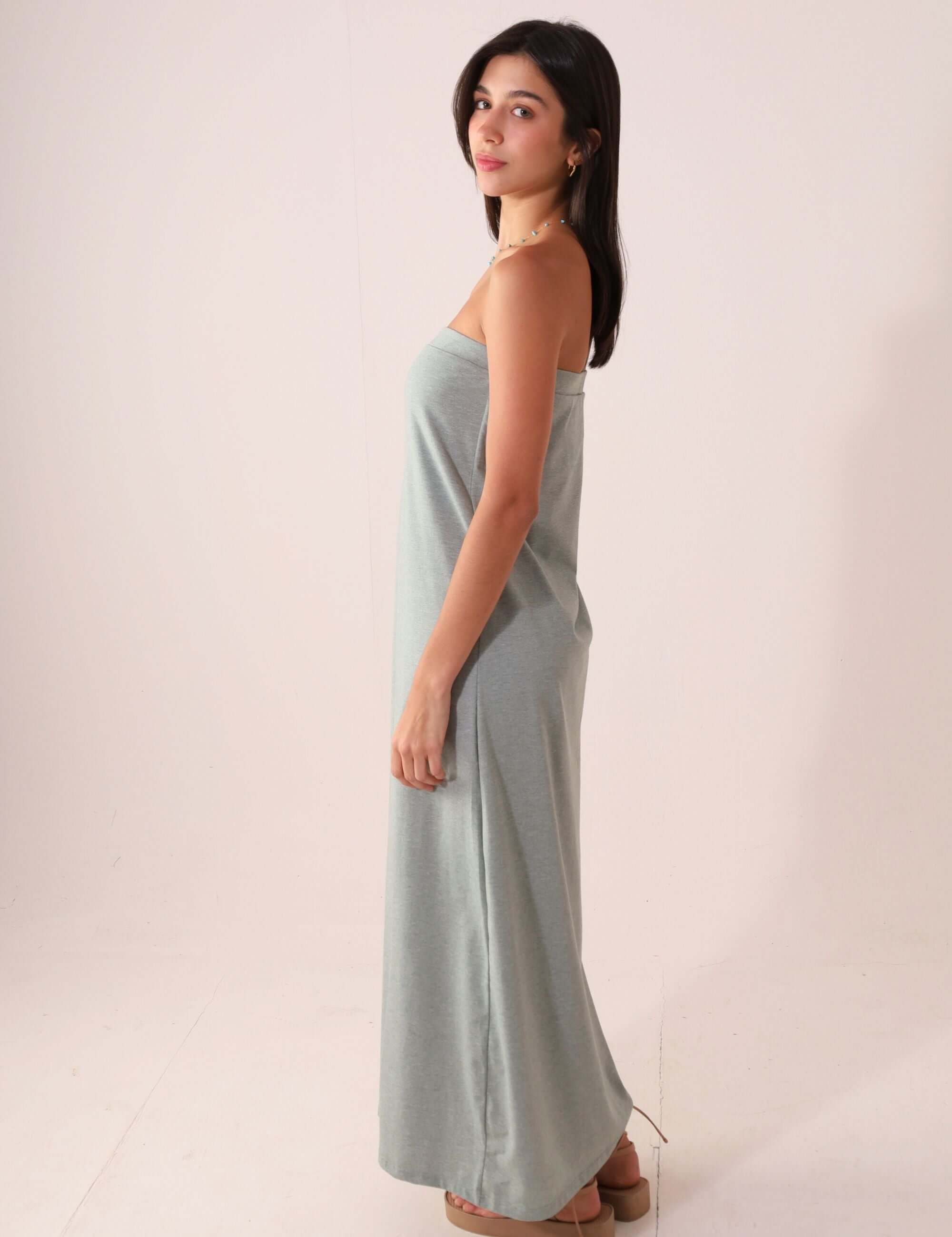 Modelo usando Vestido Longo Reto Lupita - Verde com design minimalista e confortável, realçando elegância para dias e noites descontraídas.