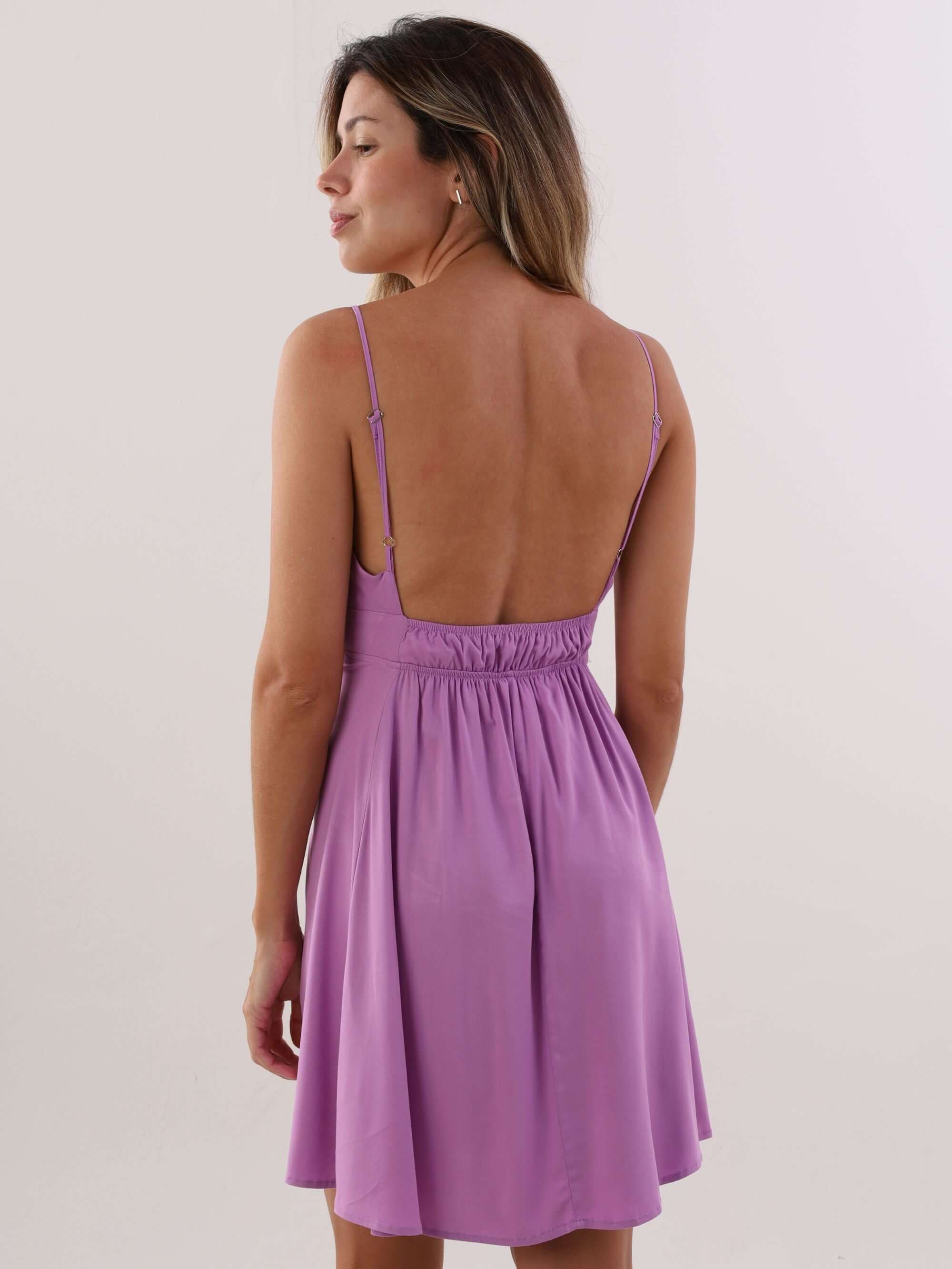 Vestido Vicky New Lilás da Greenish, com detalhes nas costas, perfeito para o verão.