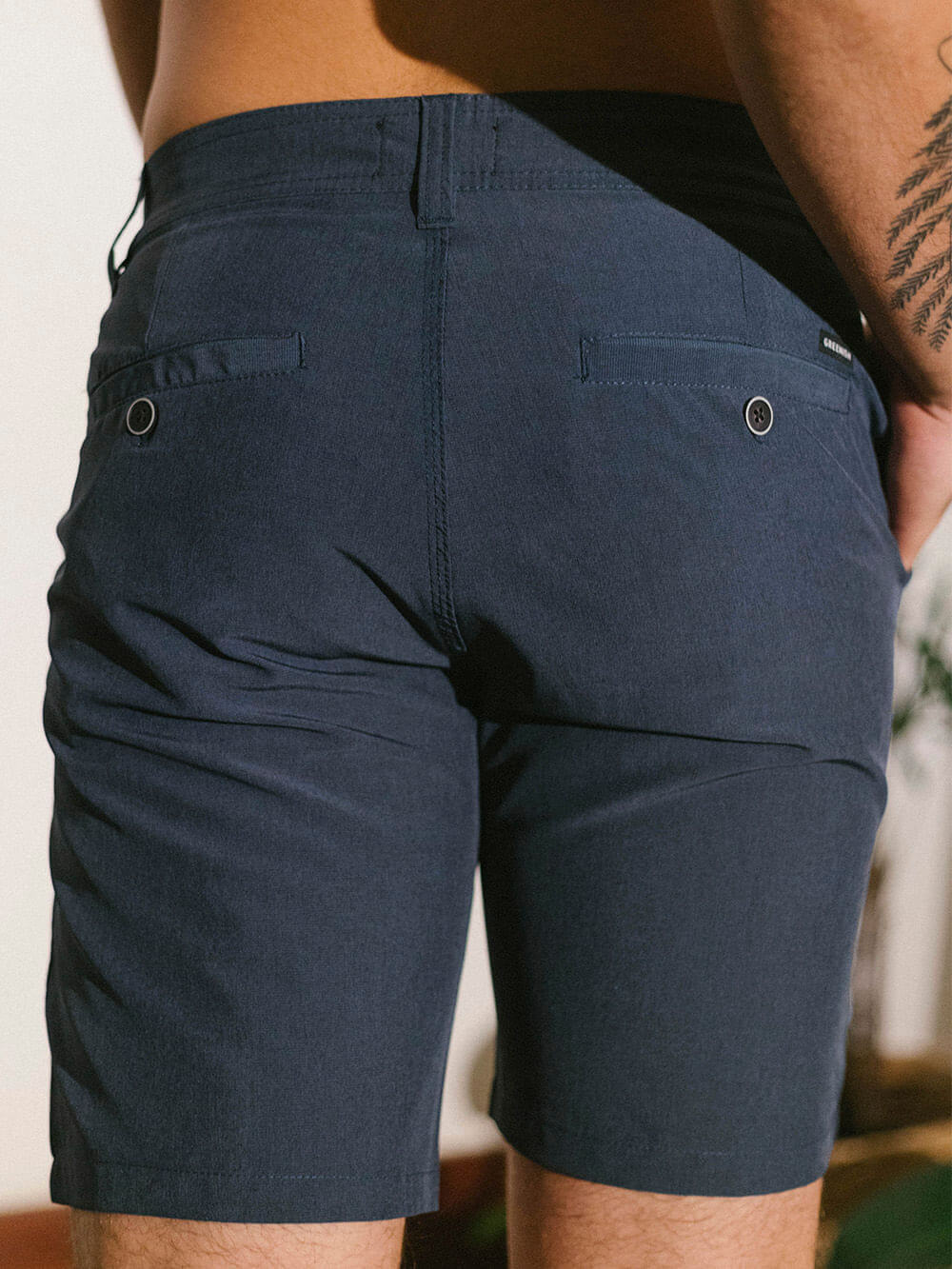 Bermuda Walkshort Classic Azul Marinho da marca Greenish, vista traseira com detalhes dos bolsos.