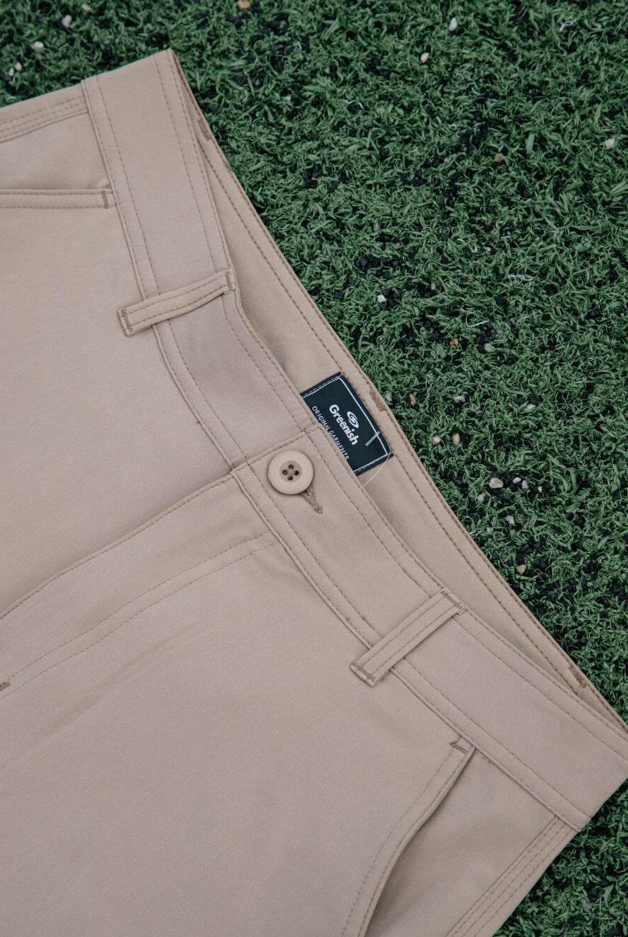 Walkshort Classic da Greenish na cor caqui, com botão frontal e etiqueta visível.