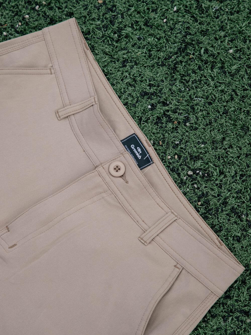 Walkshort Classic da Greenish na cor caqui, com botão frontal e etiqueta visível.