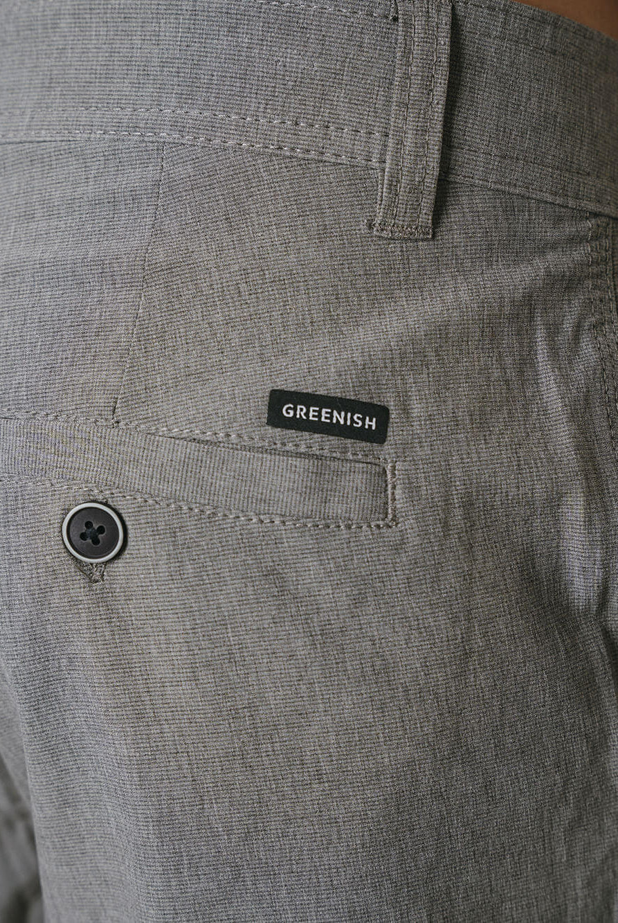 Detalhe da parte de trás do Walkshort Classic Cinza da Greenish, mostrando o logo e o botão.