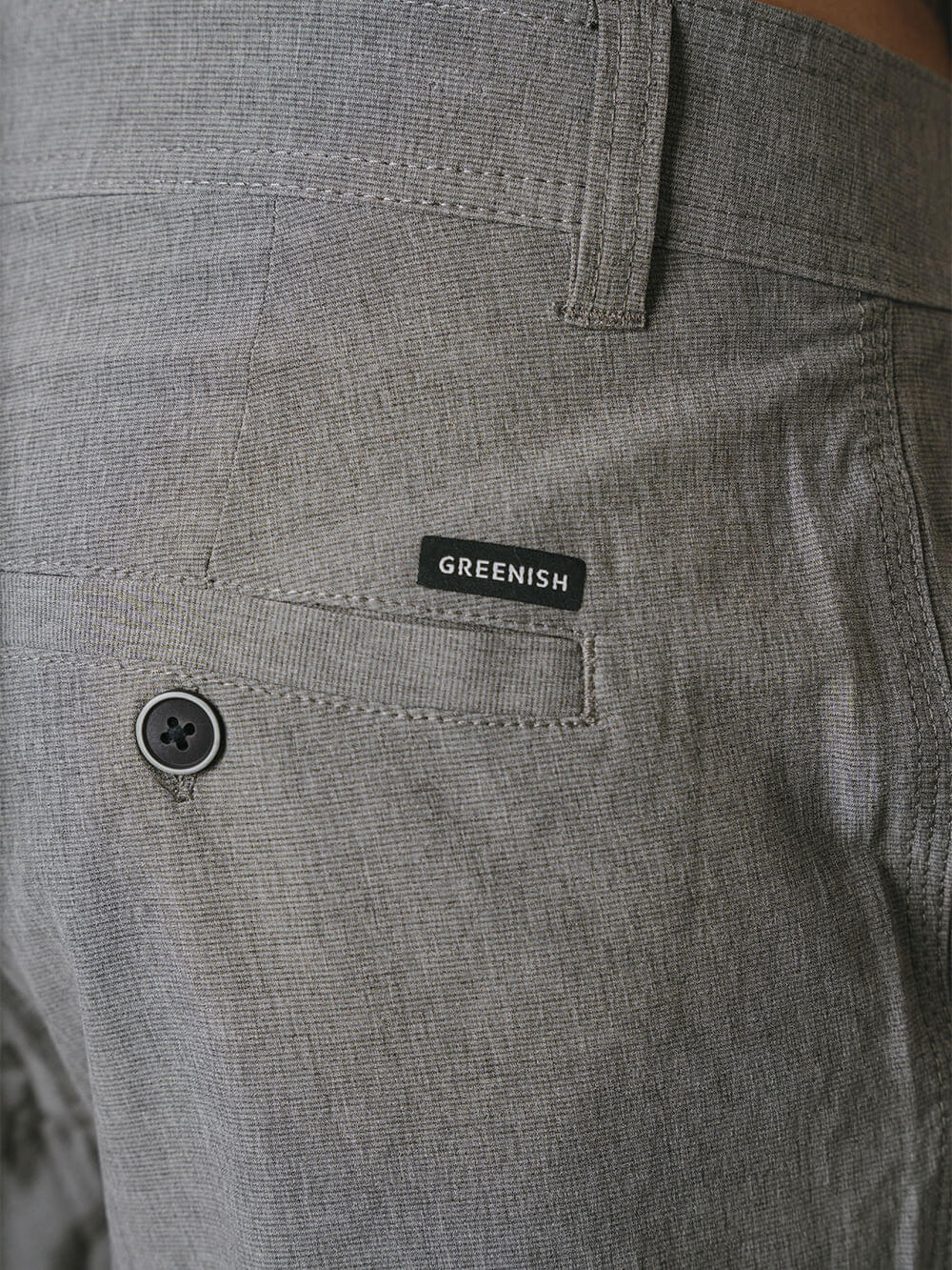 Detalhe da parte de trás do Walkshort Classic Cinza da Greenish, mostrando o logo e o botão.