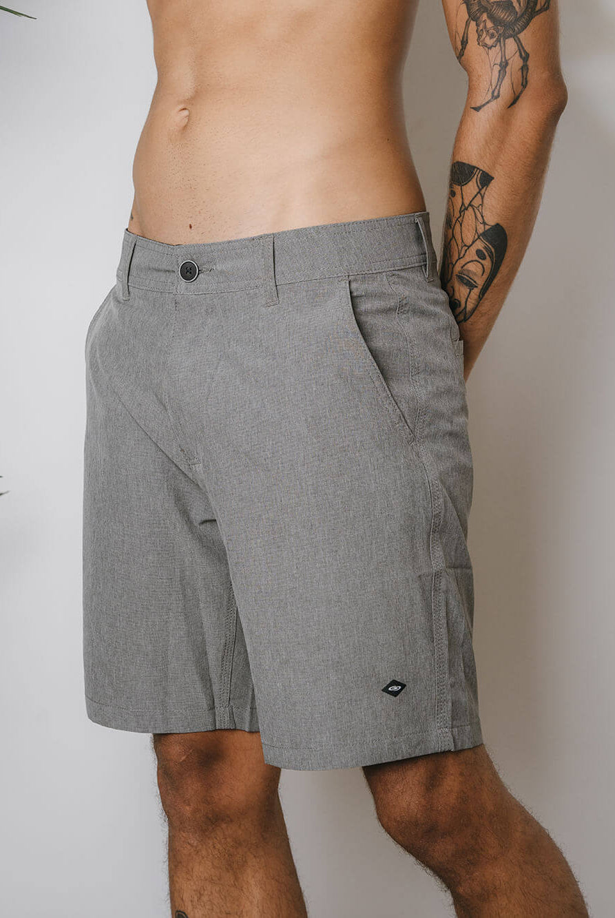 Bermuda masculina Walkshort Classic da Greenish na cor cinza, confortável e versátil, ideal para o dia a dia.