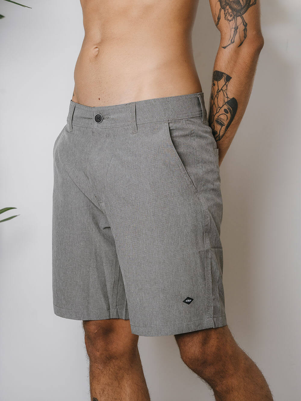 Bermuda masculina Walkshort Classic da Greenish na cor cinza, confortável e versátil, ideal para o dia a dia.