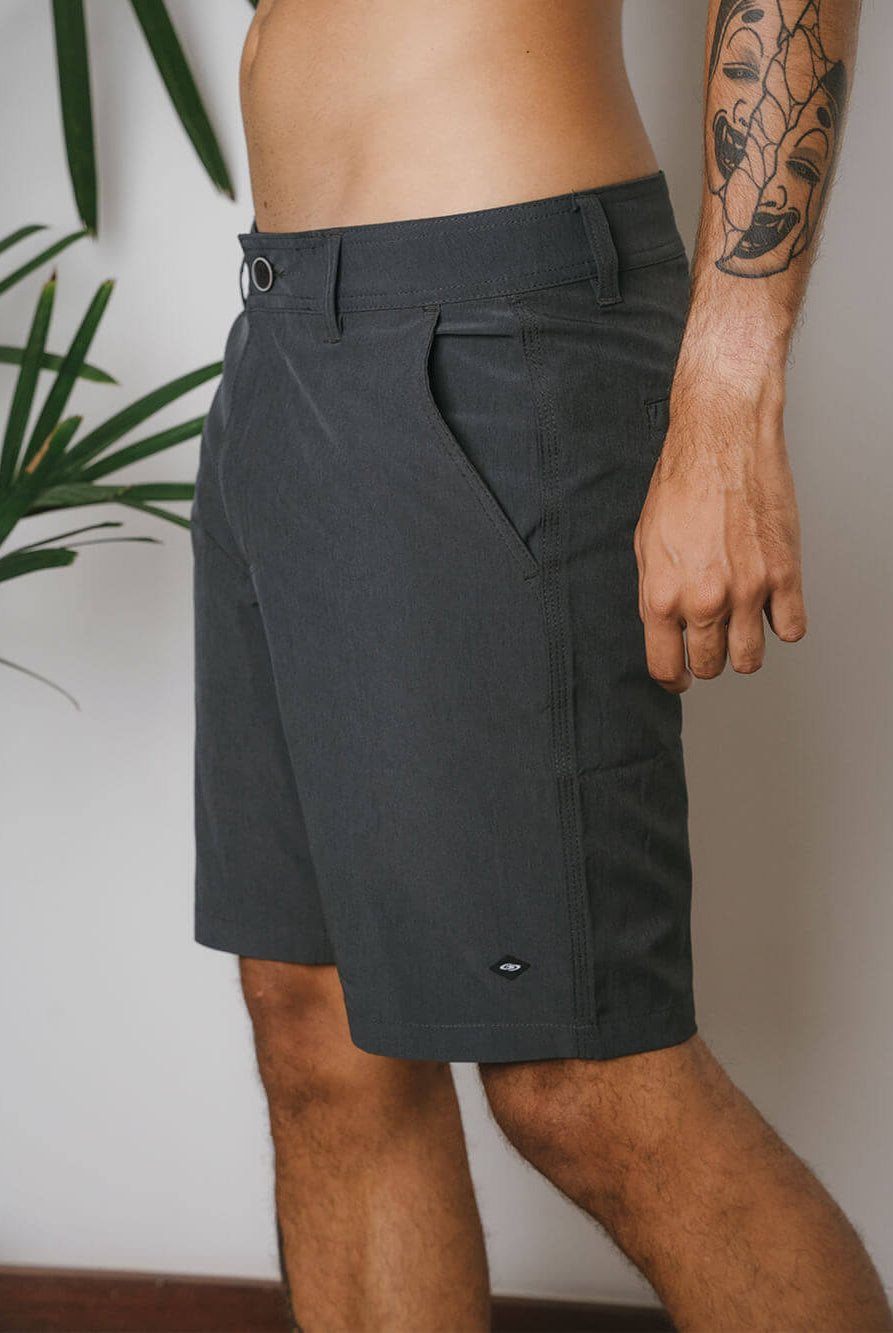 Bermuda Walkshort Classic da Greenish na cor cinza, confortável, com bolso e fechamento em botão, perfeita para o verão.