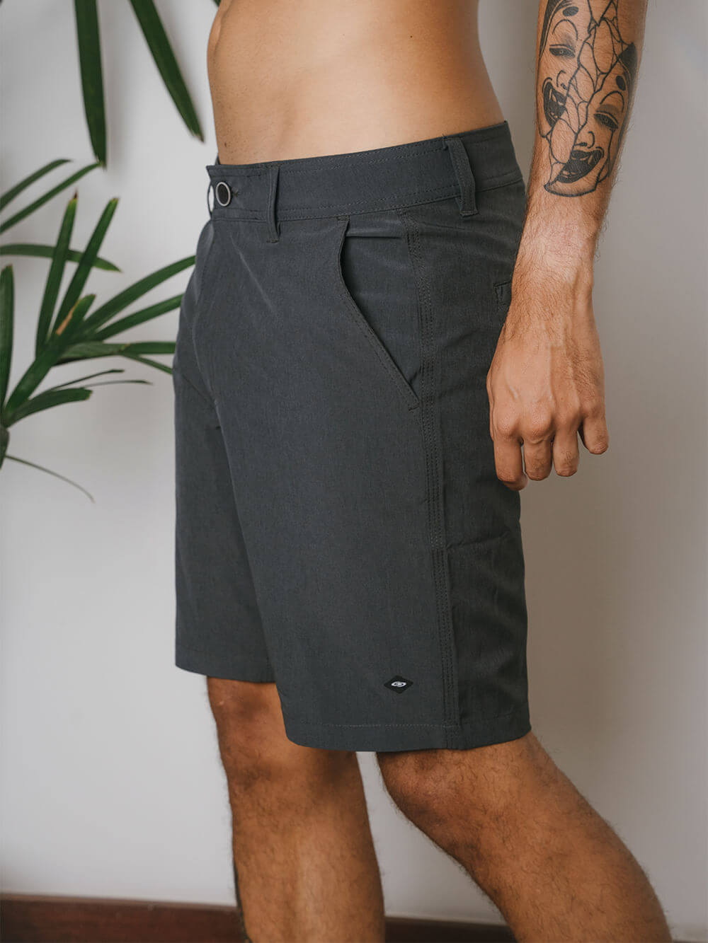 Bermuda Walkshort Classic da Greenish na cor cinza, confortável, com bolso e fechamento em botão, perfeita para o verão.
