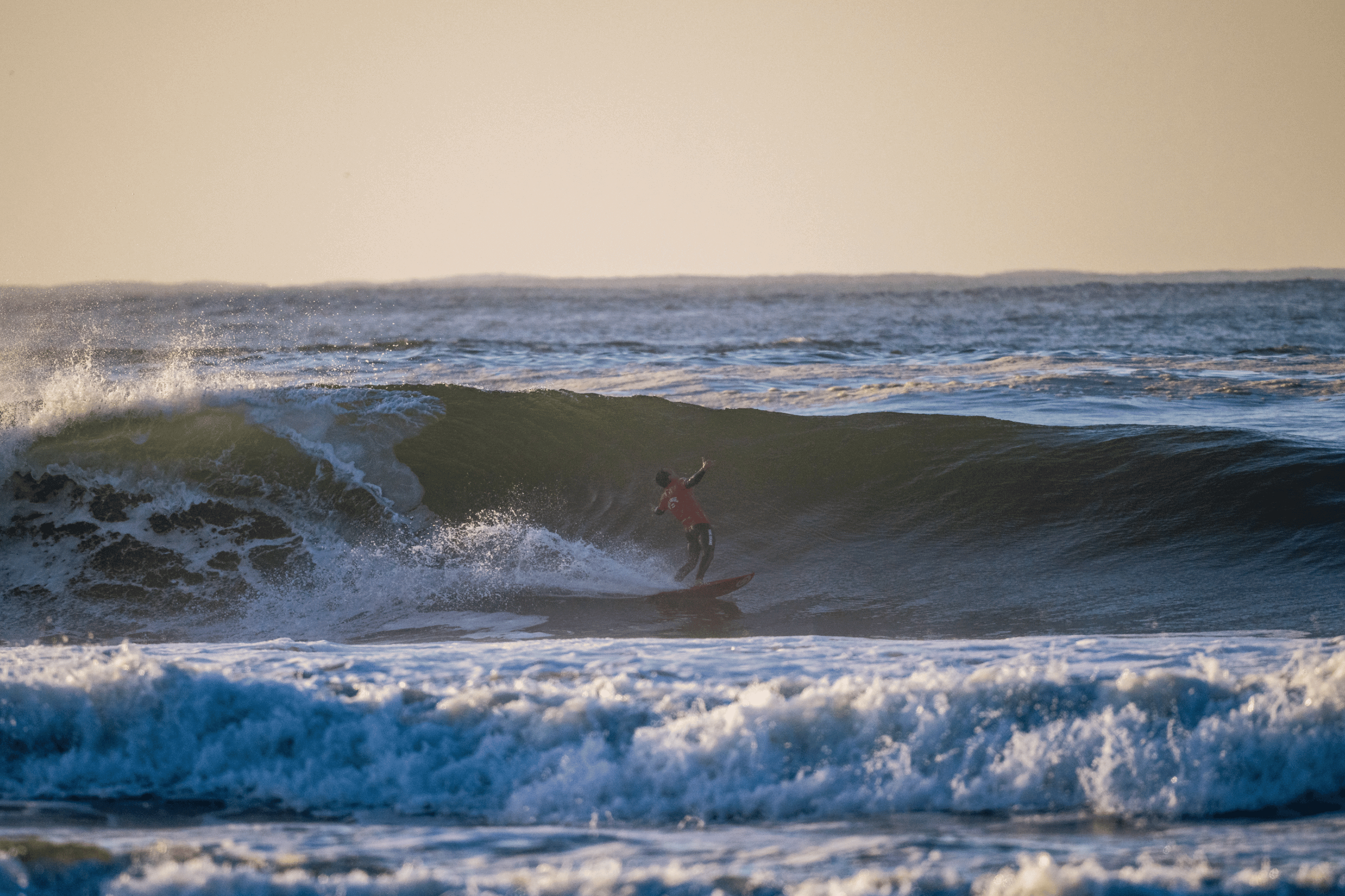Surfista aproveitando ondas em Nazaré durante o campeonato Capítulo Perfeito, patrocinado pela Greenish.