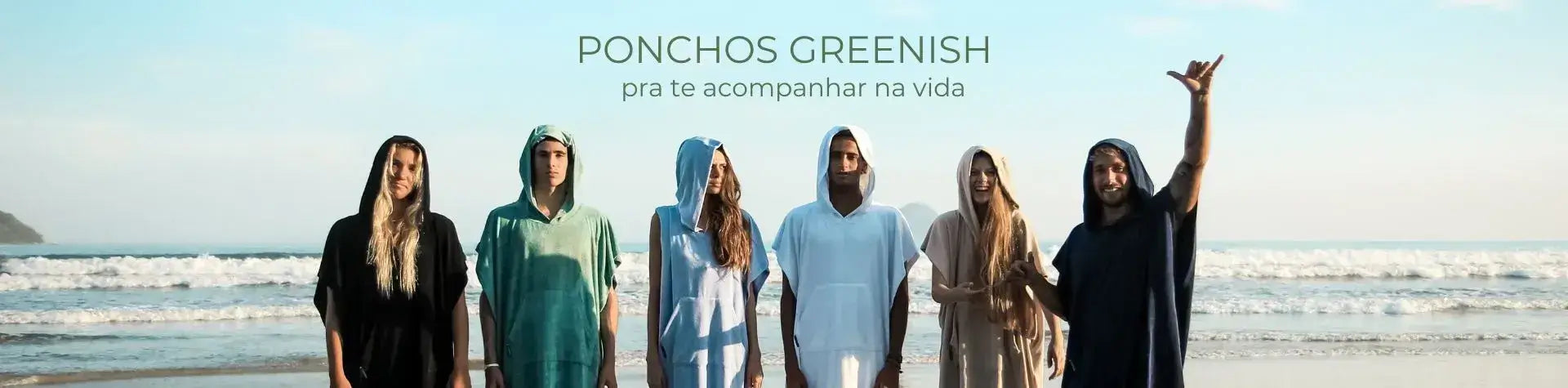 Imagem de cinco pessoas usando ponchos Greenish na praia, prontos para aventuras aquáticas.