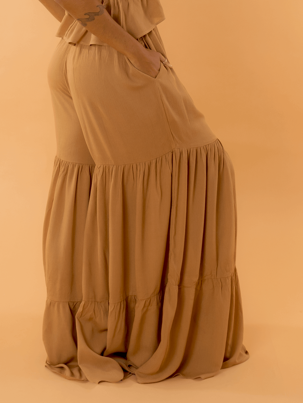 Calça Eliza caqui da marca Greenish, confecção em tecido leve e confortável, com detalhes de babados.