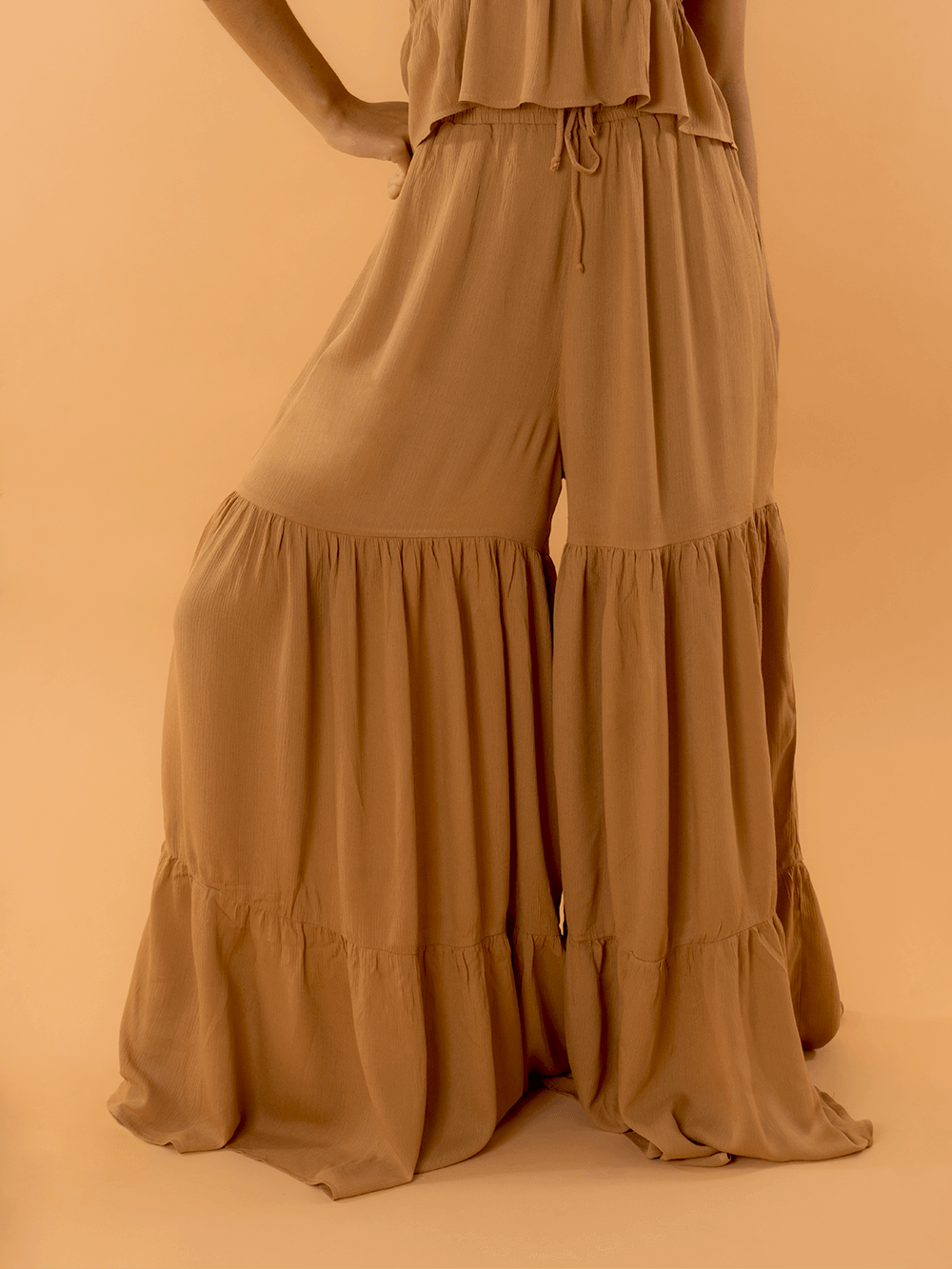 CALÇA ELIZA CAQUI da Greenish, confecção leve e estilosa, ideal para looks casuais e confortáveis.