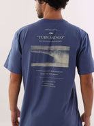 Camiseta azul indigo Turn and Go da Greenish com estampa de ondas, ideal para surfar e relaxar.