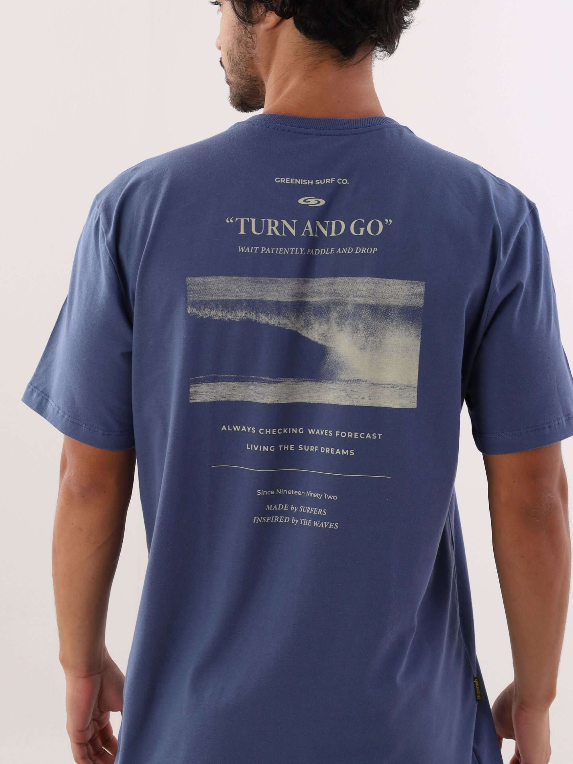 Camiseta azul indigo Turn and Go da Greenish com estampa de ondas, ideal para surfar e relaxar.