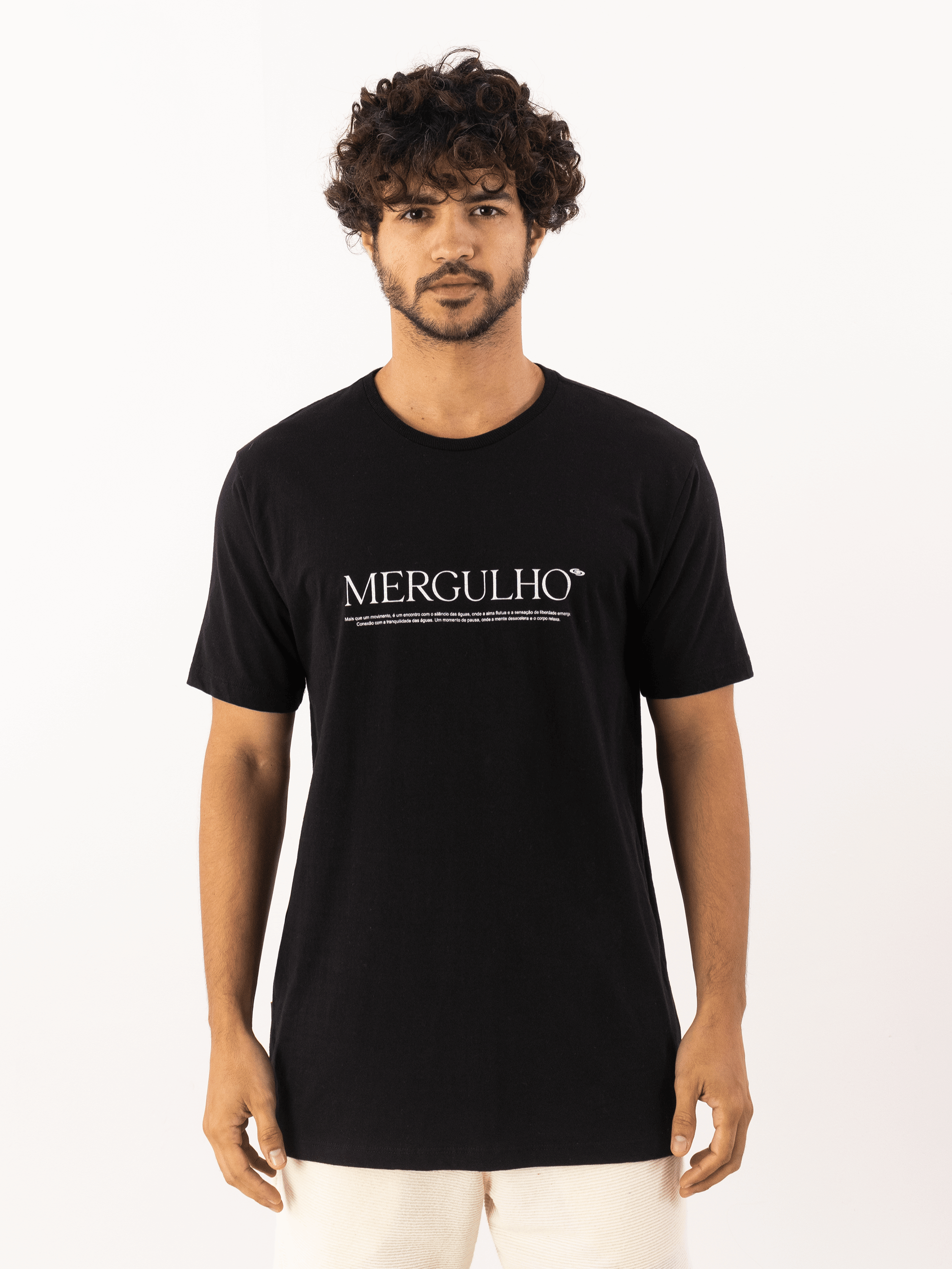 Camiseta Mergulho preta da Greenish, básica e moderna, feita em 100% algodão, perfeita para o dia a dia.